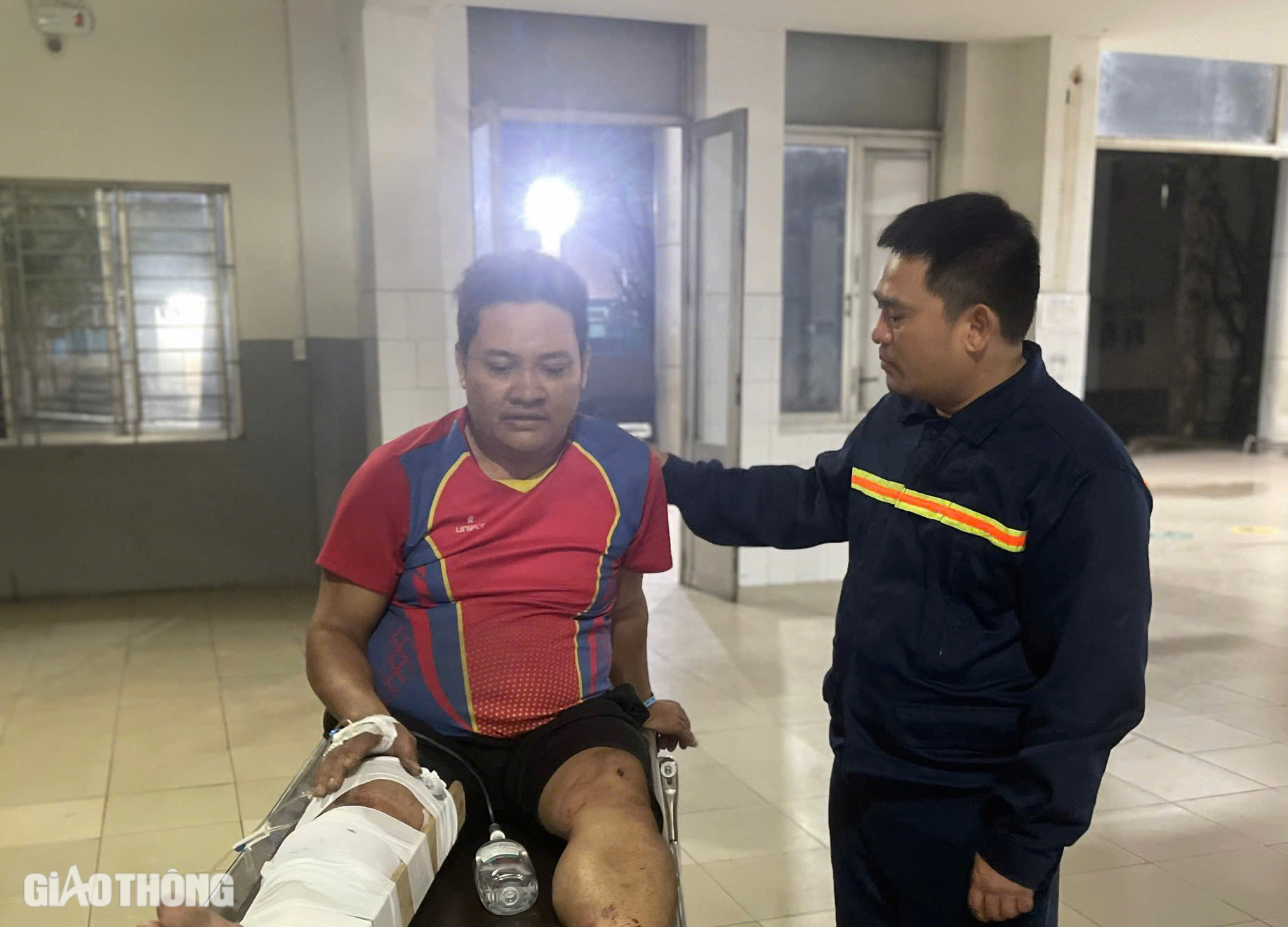 Cảnh s&aacute;t ph&aacute; cabin cứu t&agrave;i xế mắc kẹt sau tai nạn ở Đồng Nai- Ảnh 3.