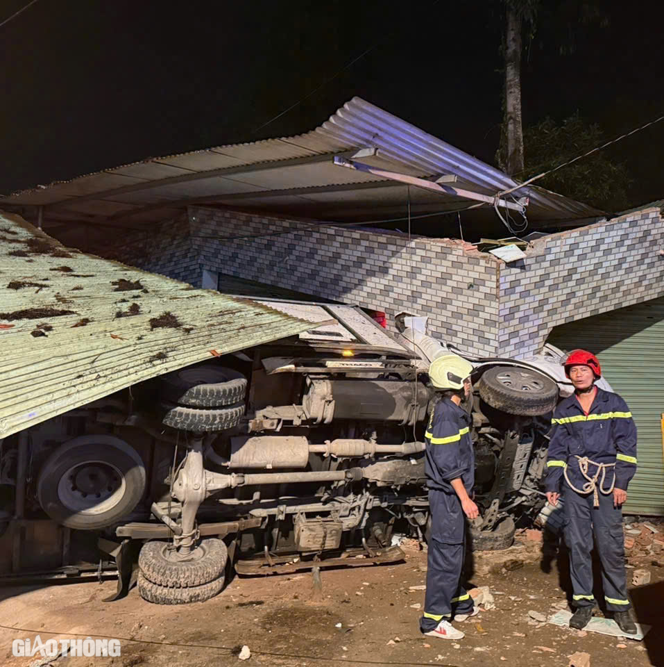 Cảnh s&aacute;t ph&aacute; cabin cứu t&agrave;i xế mắc kẹt sau tai nạn ở Đồng Nai- Ảnh 6.
