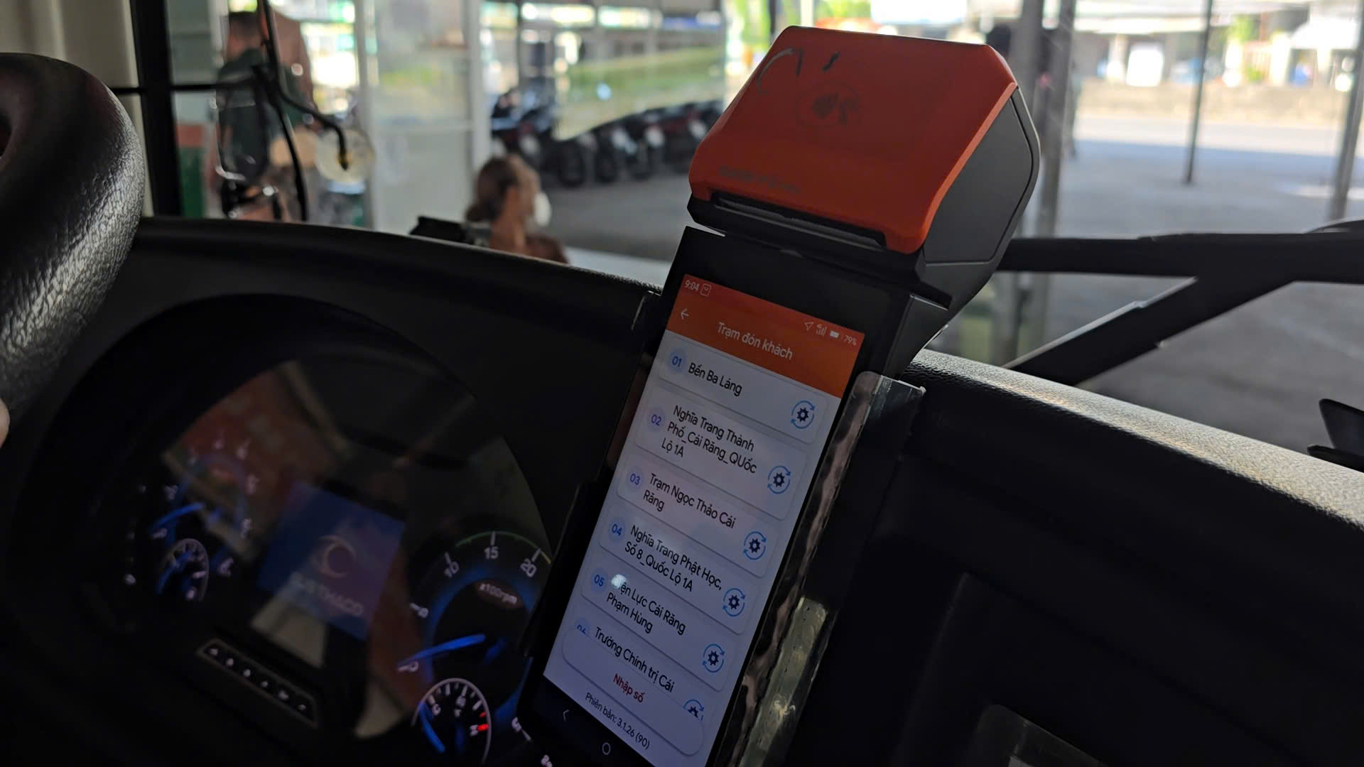 Nhờ đâu xe buýt Cần Thơ luôn sạch sẽ, mát rượi?- Ảnh 3. Nhờ đâu xe buýt Cần Thơ luôn sạch sẽ, mát rượi?- Ảnh 3.