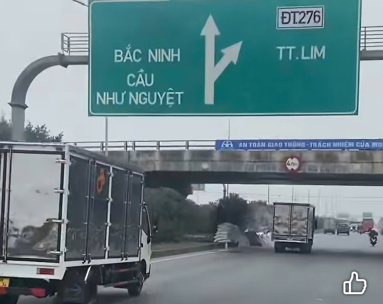 Cảnh b&aacute;o nạn xe đầu k&eacute;o chở qu&aacute; khổ li&ecirc;n tục đ&acirc;m cầu vượt ở Bắc Ninh- Ảnh 2.