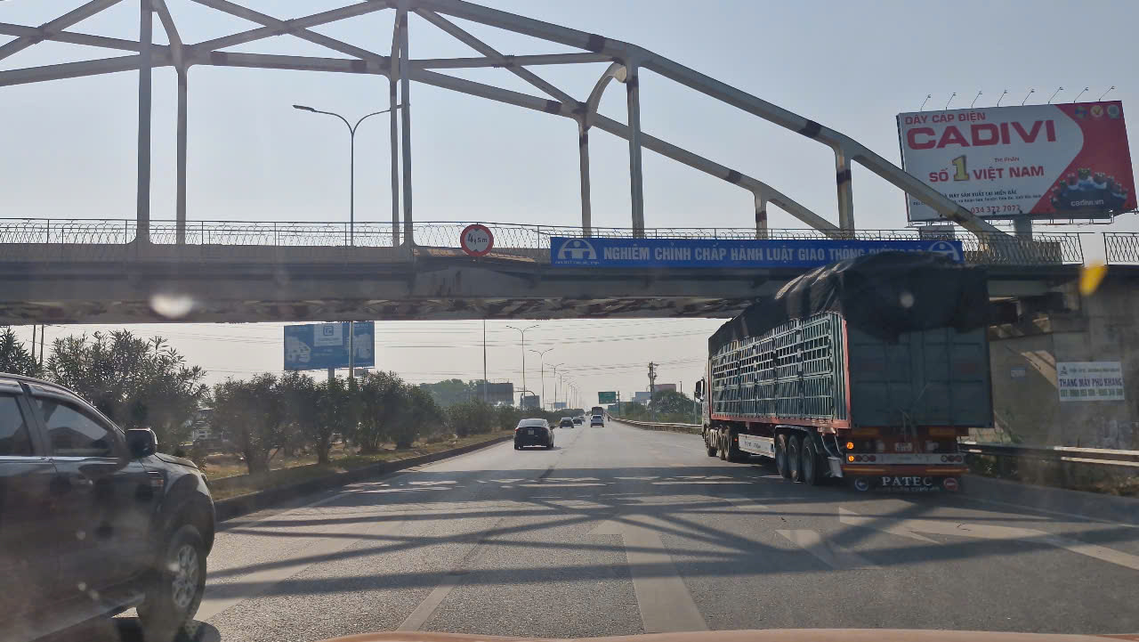 Cảnh b&aacute;o nạn xe đầu k&eacute;o chở qu&aacute; khổ li&ecirc;n tục đ&acirc;m cầu vượt ở Bắc Ninh- Ảnh 12.