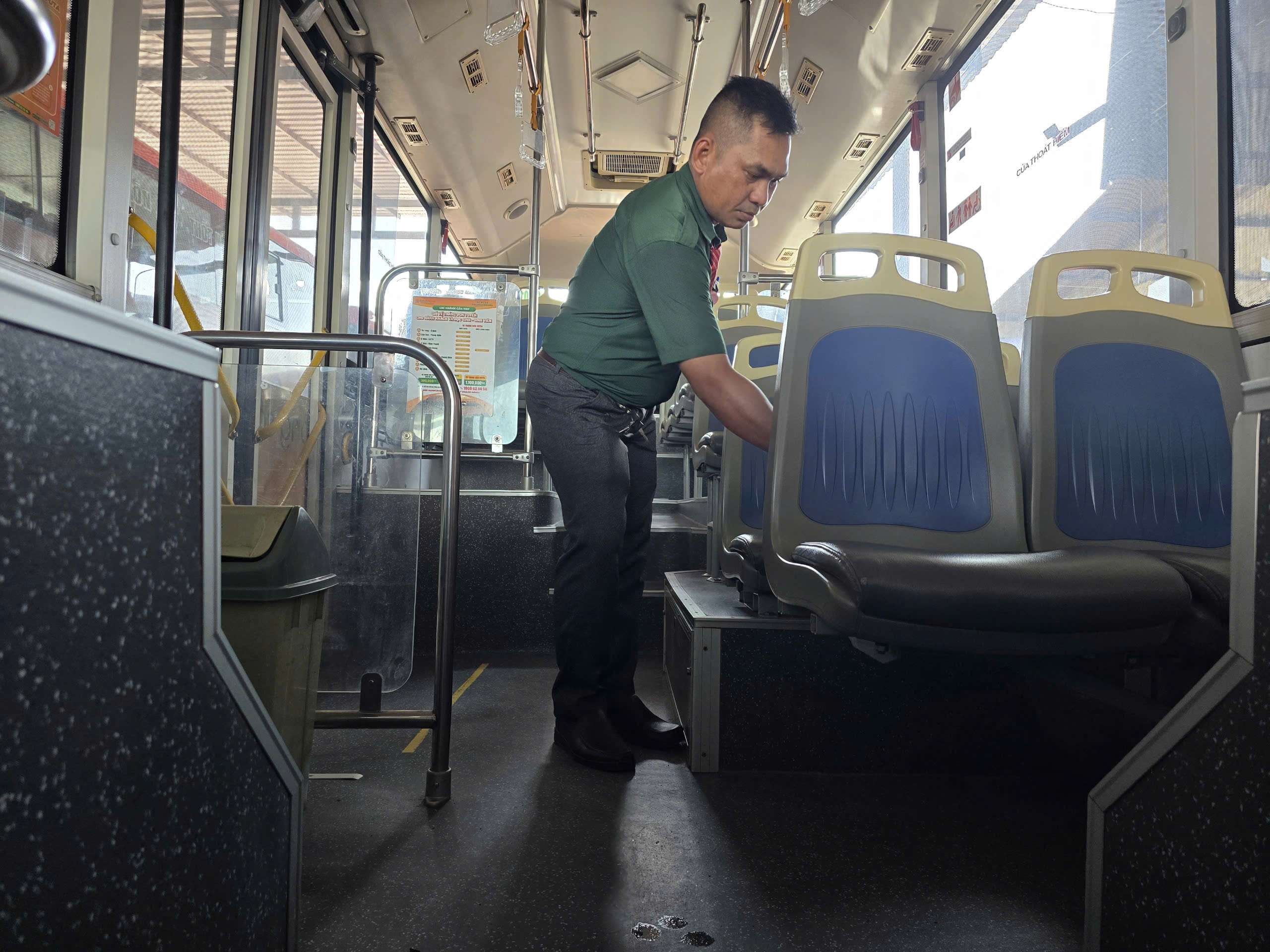 Nhờ đâu xe buýt Cần Thơ luôn sạch sẽ, mát rượi?- Ảnh 2. Nhờ đâu xe buýt Cần Thơ luôn sạch sẽ, mát rượi?- Ảnh 2.