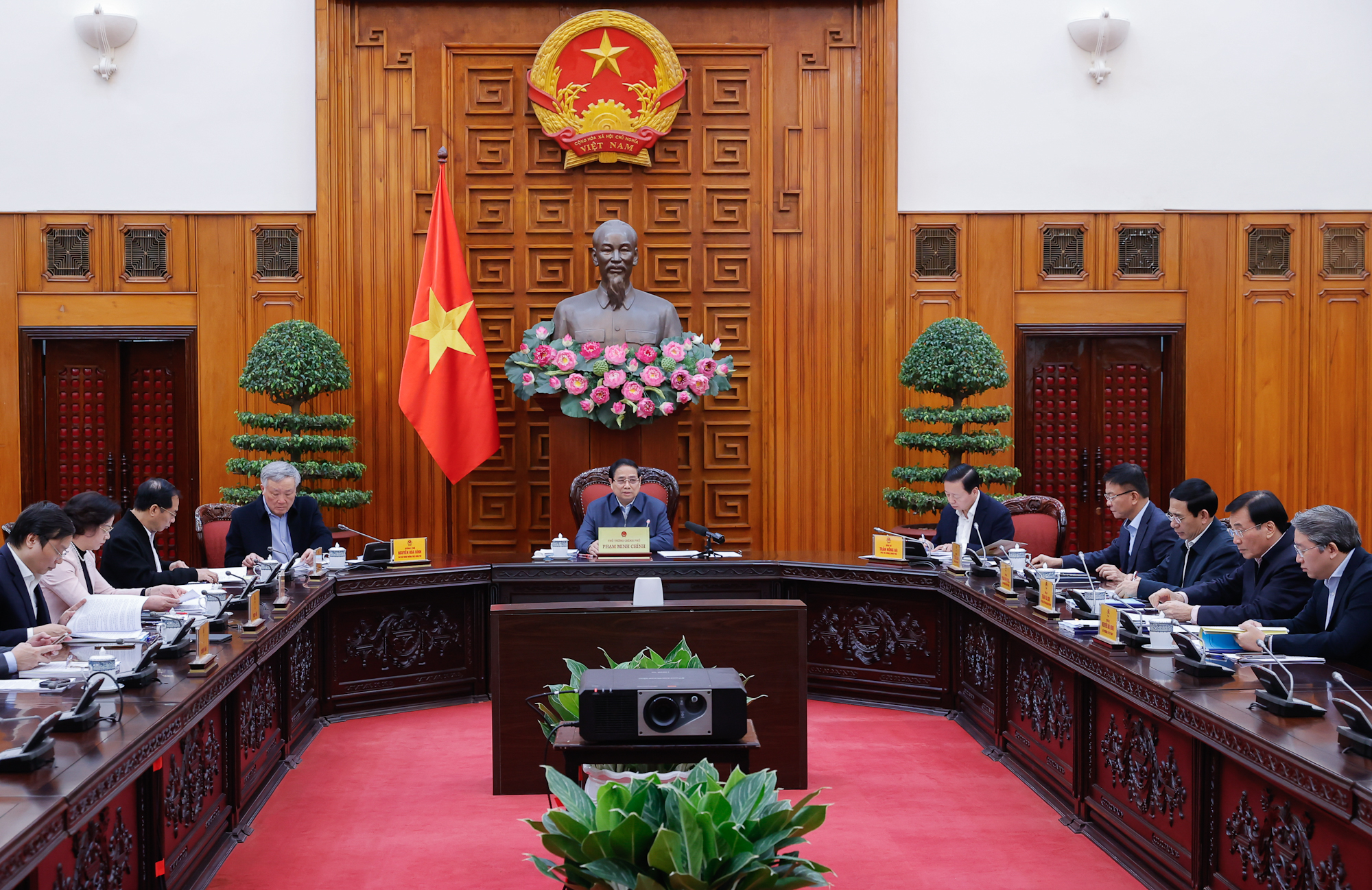 Thủ tướng: Tr&igrave;nh Bộ Ch&iacute;nh trị để sớm ban h&agrave;nh chế độ, ch&iacute;nh s&aacute;ch khi sắp xếp bộ m&aacute;y- Ảnh 2.