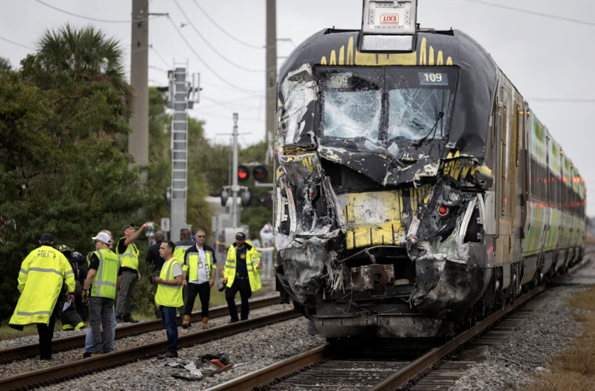 Mỹ: T&agrave;u đ&acirc;m xe cứu hoả khiến 15 người bị thương- Ảnh 1.