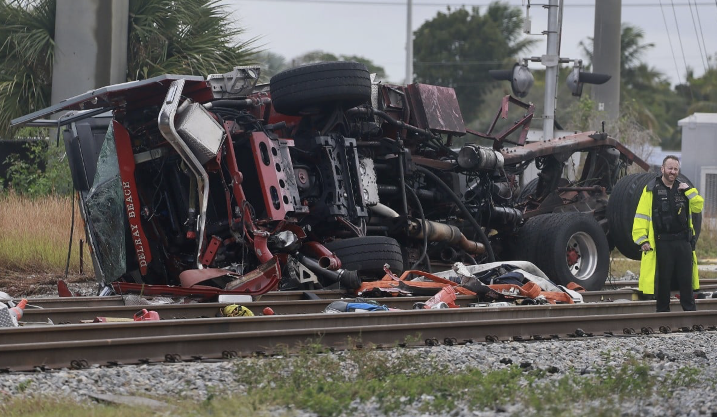 Mỹ: T&agrave;u đ&acirc;m xe cứu hoả khiến 15 người bị thương- Ảnh 2.