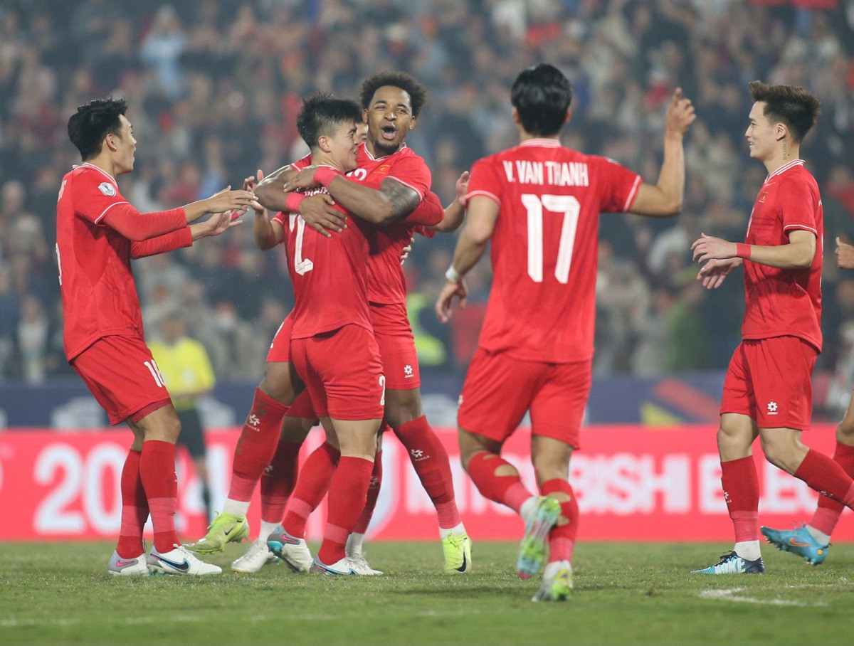 AFF Cup 2024: Xu&acirc;n Son tỏa s&aacute;ng, tuyển Việt Nam hi&ecirc;n ngang v&agrave;o chung kết- Ảnh 1.
