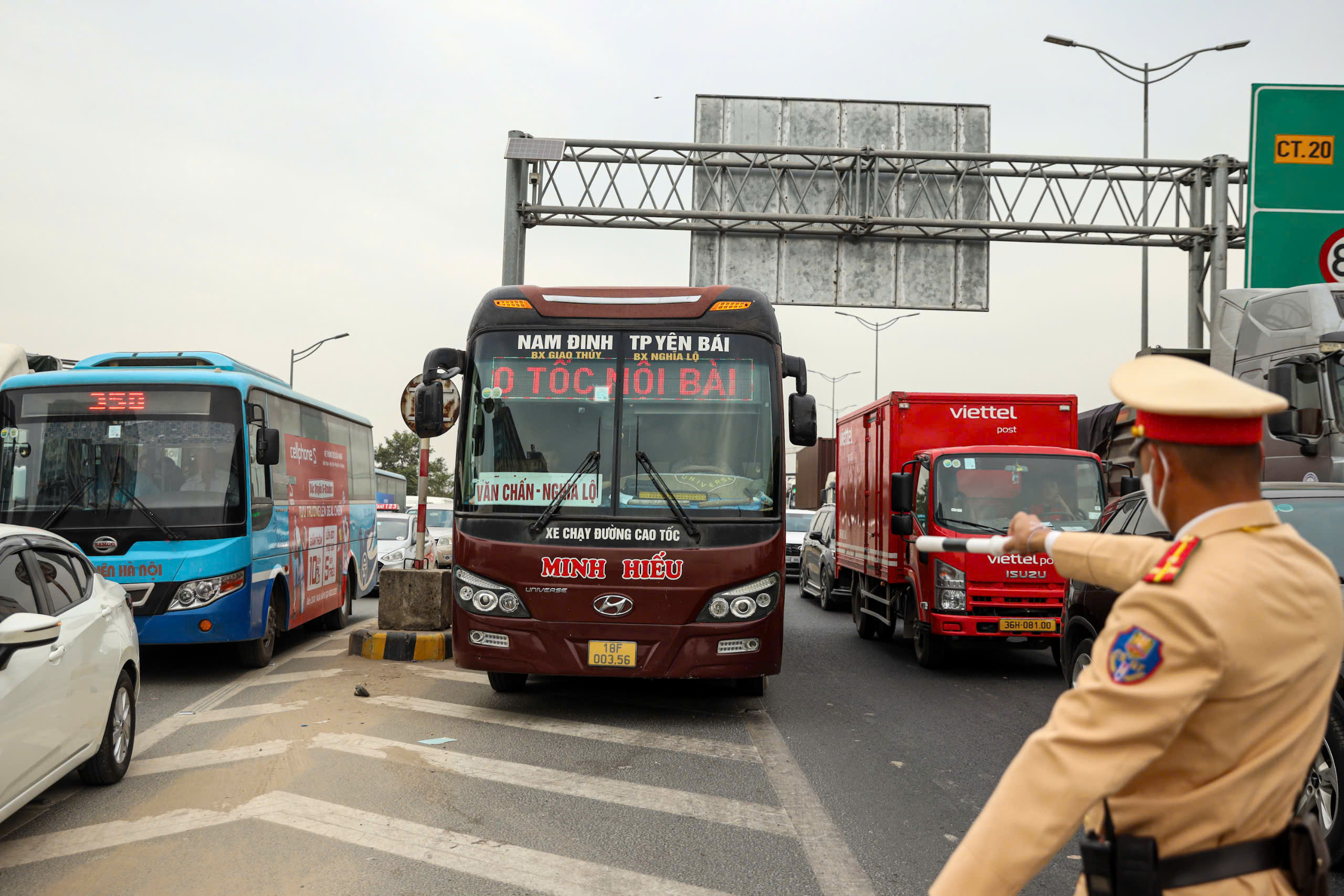 CSGT bí mật ghi hình xe khách hợp đồng trá hình vi phạm, tài xế "tâm phục" nộp phạt- Ảnh 1. CSGT bí mật ghi hình xe khách hợp đồng trá hình vi phạm, tài xế "tâm phục" nộp phạt- Ảnh 1.