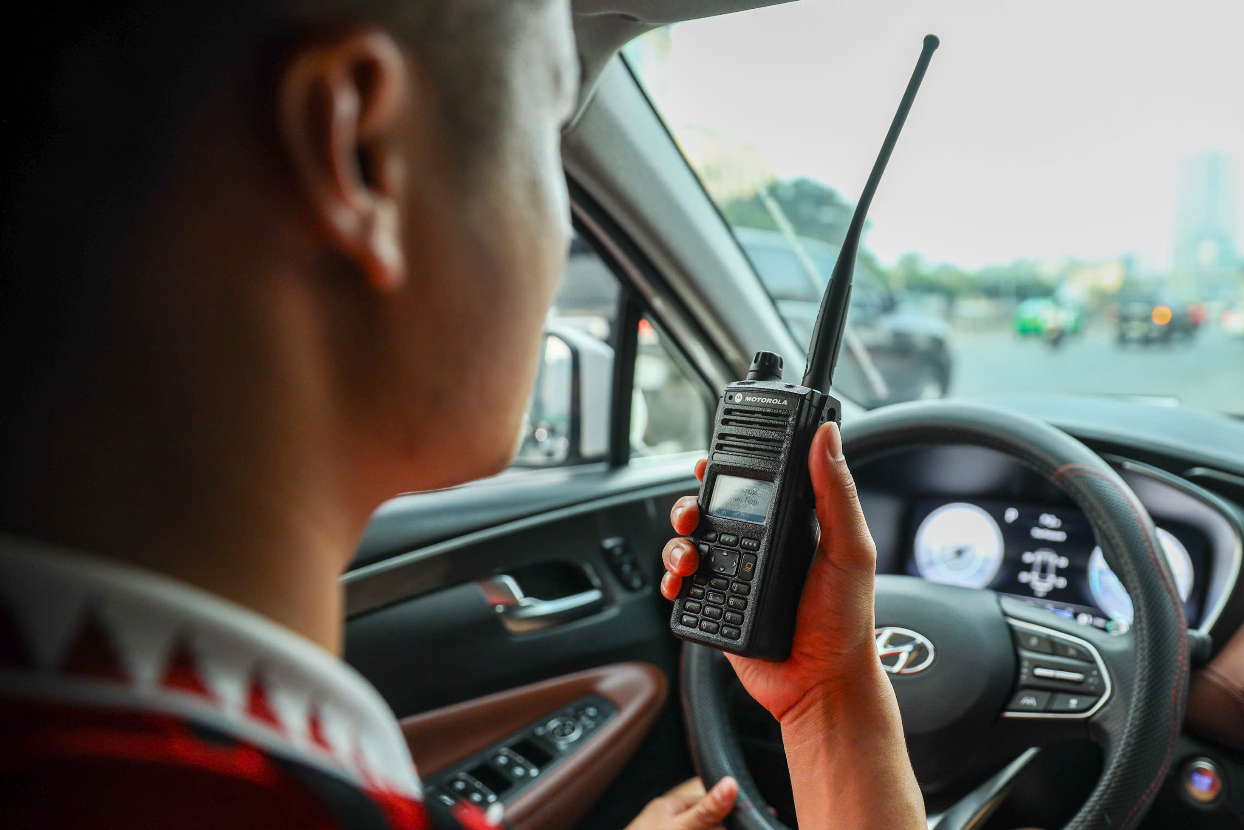 CSGT bí mật ghi hình xe khách hợp đồng trá hình vi phạm, tài xế "tâm phục" nộp phạt- Ảnh 2. CSGT bí mật ghi hình xe khách hợp đồng trá hình vi phạm, tài xế "tâm phục" nộp phạt- Ảnh 2.