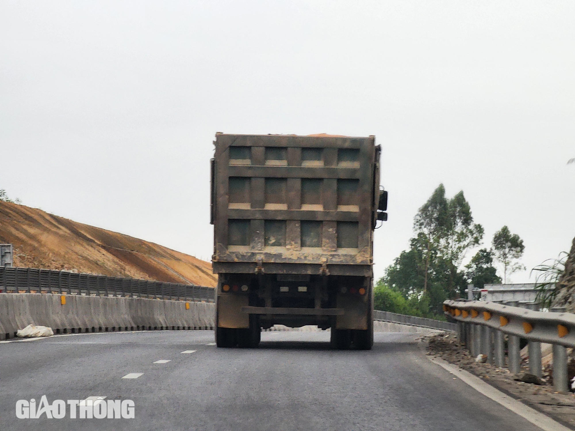 Xe chở đất quần thảo đường li&ecirc;n x&atilde; ở Tuy&ecirc;n Quang- Ảnh 9.