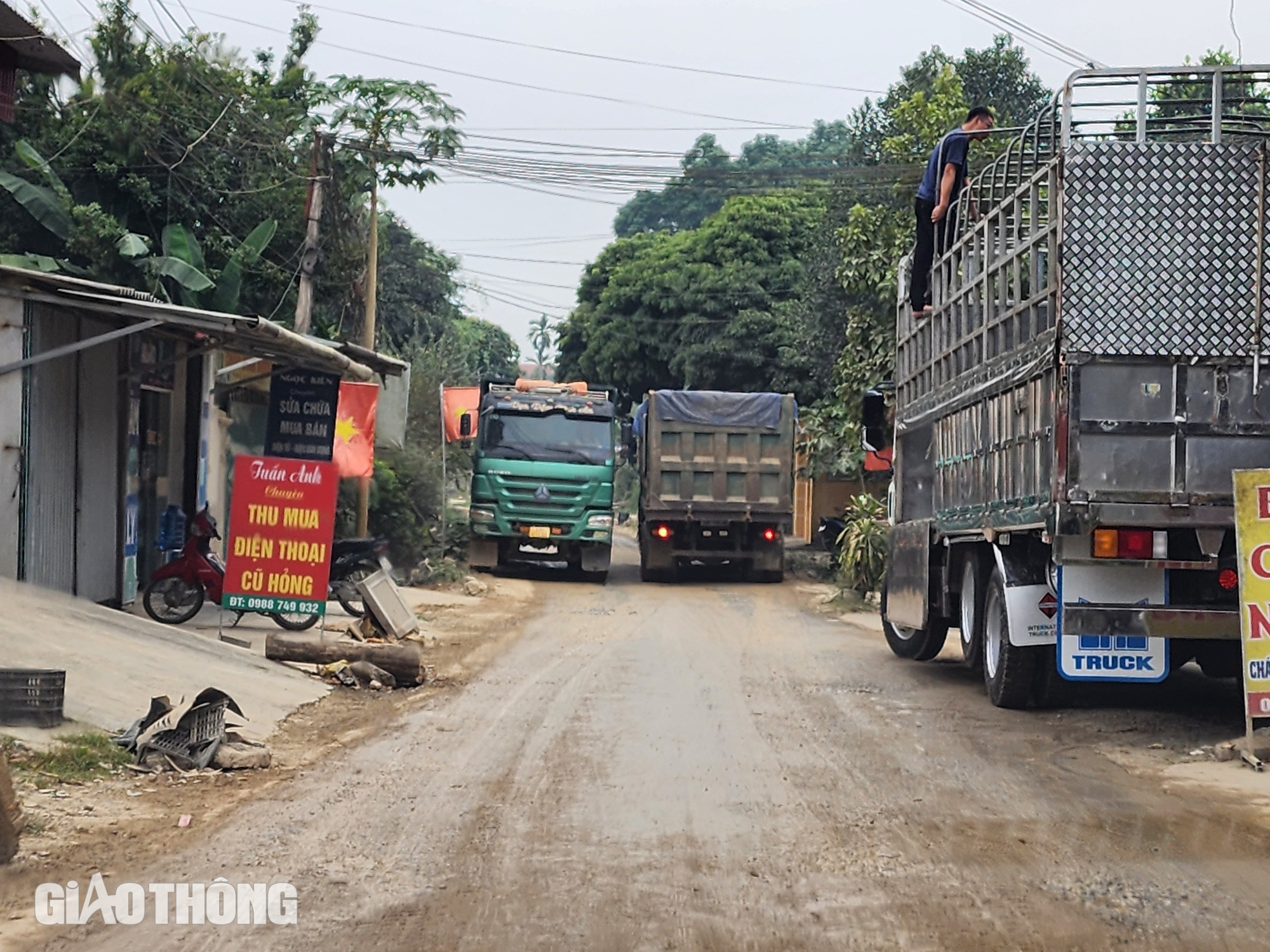 Xe chở đất quần thảo đường li&ecirc;n x&atilde; ở Tuy&ecirc;n Quang- Ảnh 1.