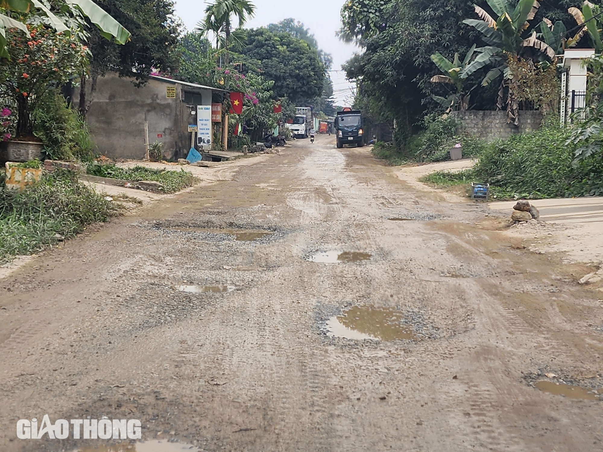 Xe chở đất quần thảo đường li&ecirc;n x&atilde; ở Tuy&ecirc;n Quang- Ảnh 6.