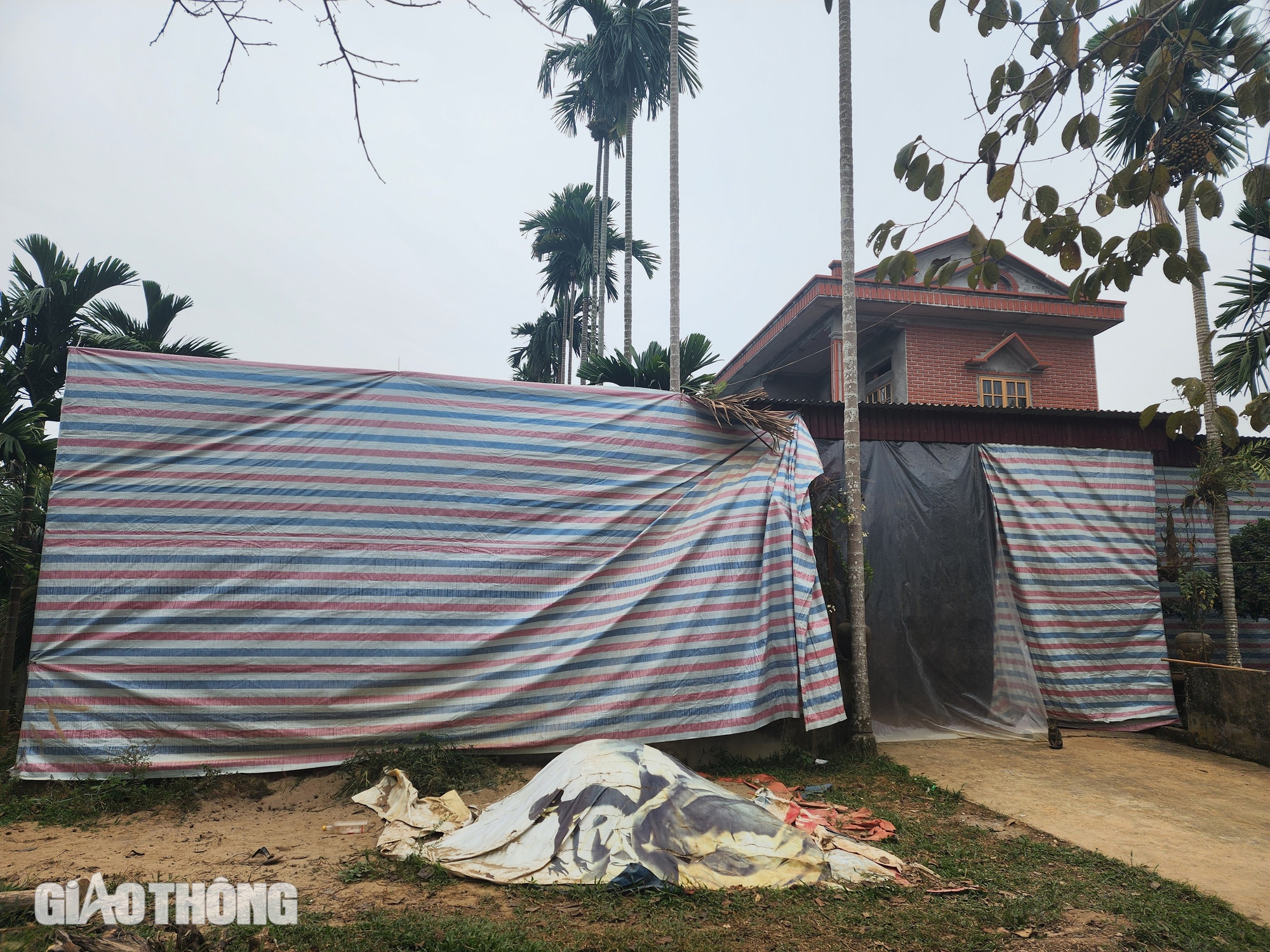 Xe chở đất quần thảo đường li&ecirc;n x&atilde; ở Tuy&ecirc;n Quang- Ảnh 11.