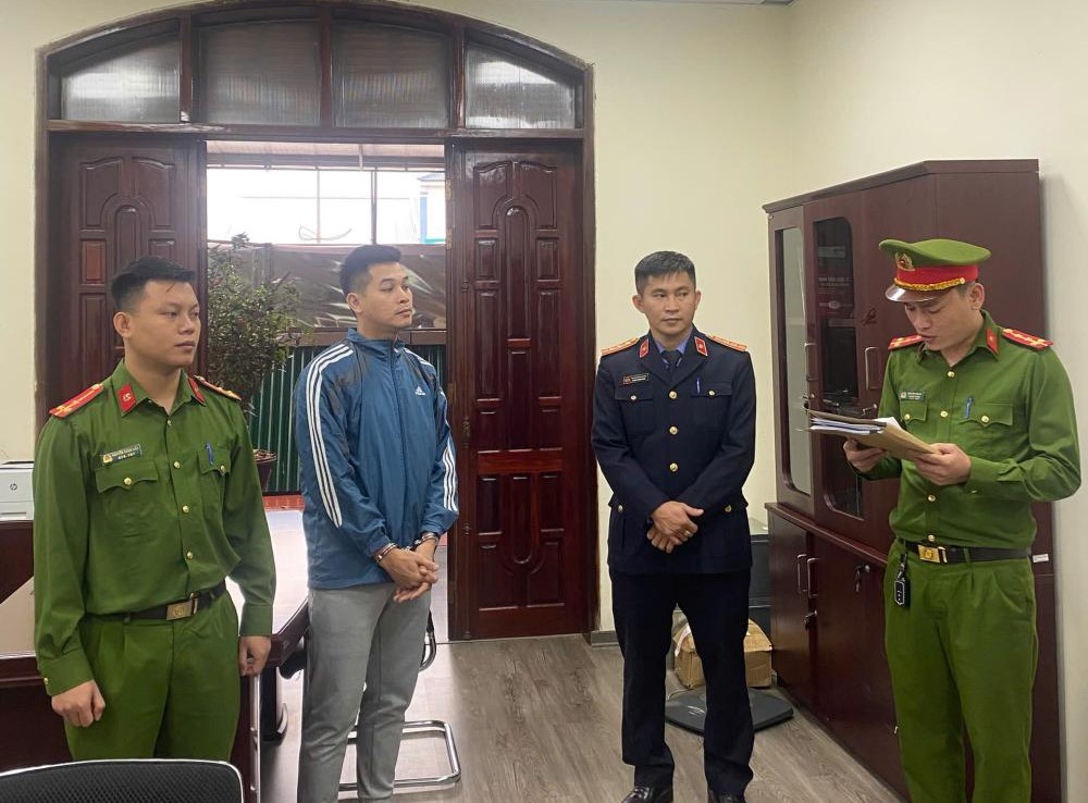 Khởi tố gi&aacute;m đốc ph&ograve;ng giao dịch ng&acirc;n h&agrave;ng ở H&agrave; Tĩnh lừa đảo hơn 10 tỷ - Ảnh 1.