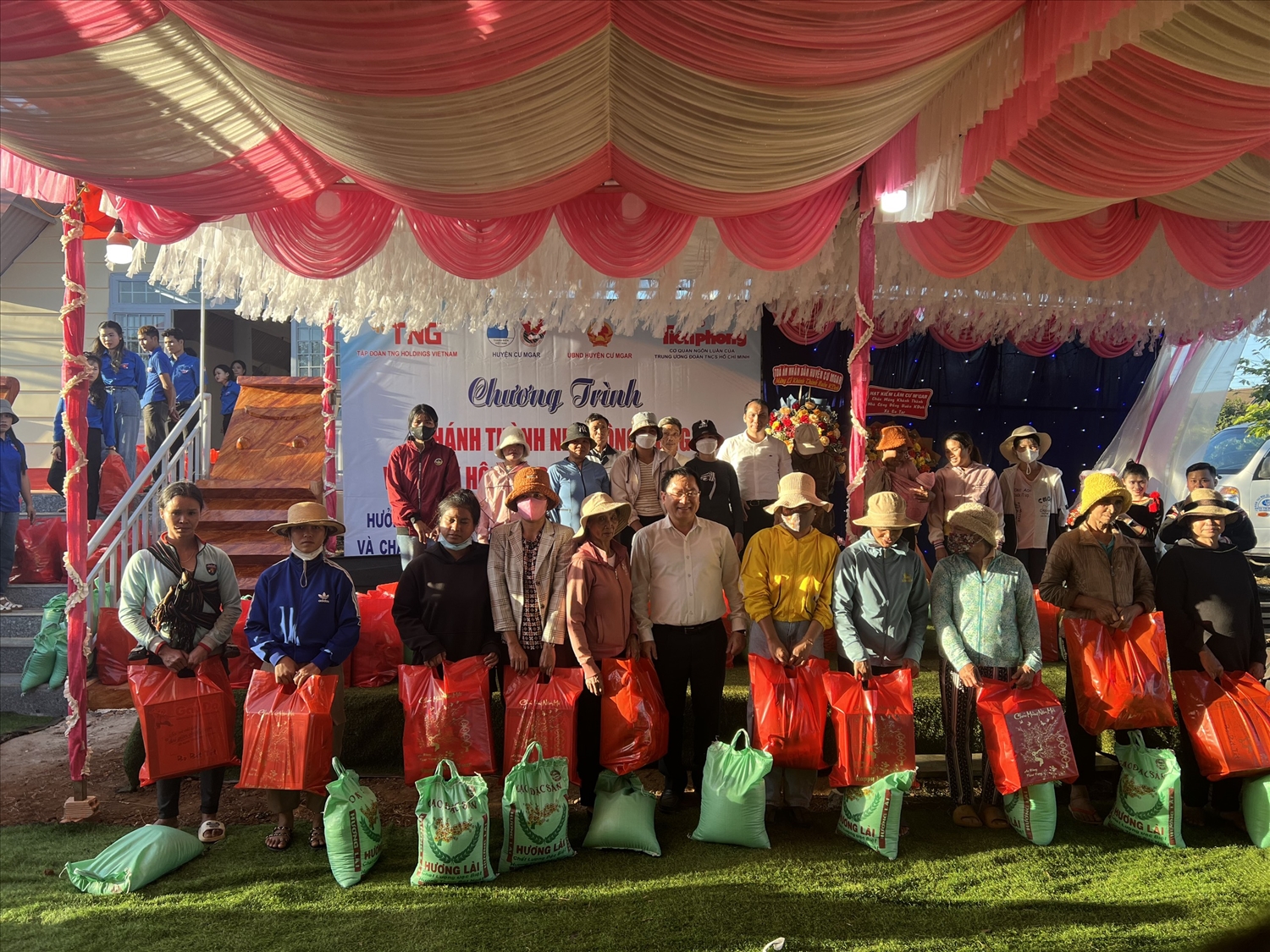 Hành trình mang ánh sáng đến buôn Kdoh và những bệnh nhân nghèo- Ảnh 2. Hành trình mang ánh sáng đến buôn Kdoh và những bệnh nhân nghèo- Ảnh 2.