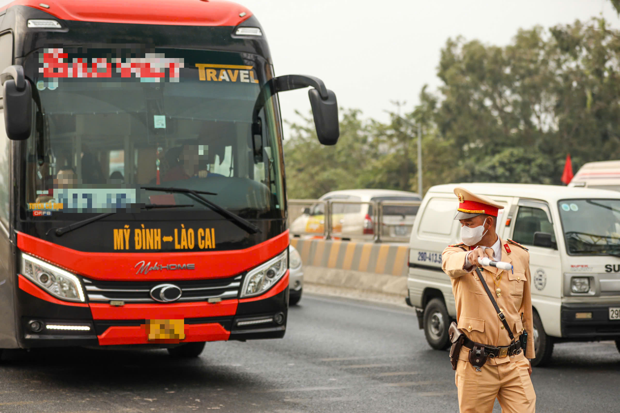 CSGT bí mật ghi hình xe khách hợp đồng trá hình vi phạm, tài xế "tâm phục" nộp phạt- Ảnh 9. CSGT bí mật ghi hình xe khách hợp đồng trá hình vi phạm, tài xế "tâm phục" nộp phạt- Ảnh 9.