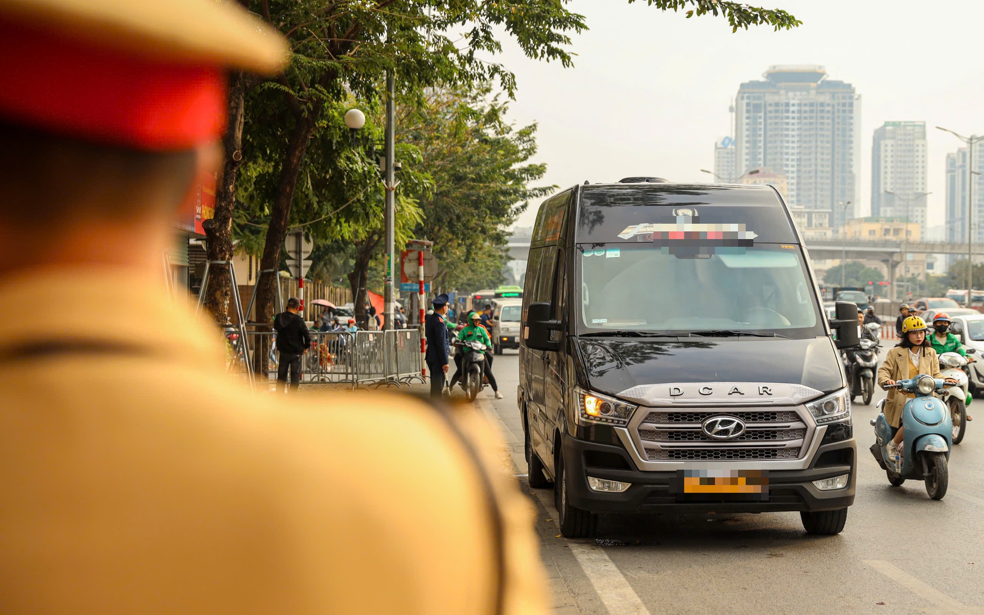 CSGT b&iacute; mật ghi h&igrave;nh xe kh&aacute;ch hợp đồng tr&aacute; h&igrave;nh vi phạm, t&agrave;i xế 't&acirc;m phục' nộp phạt