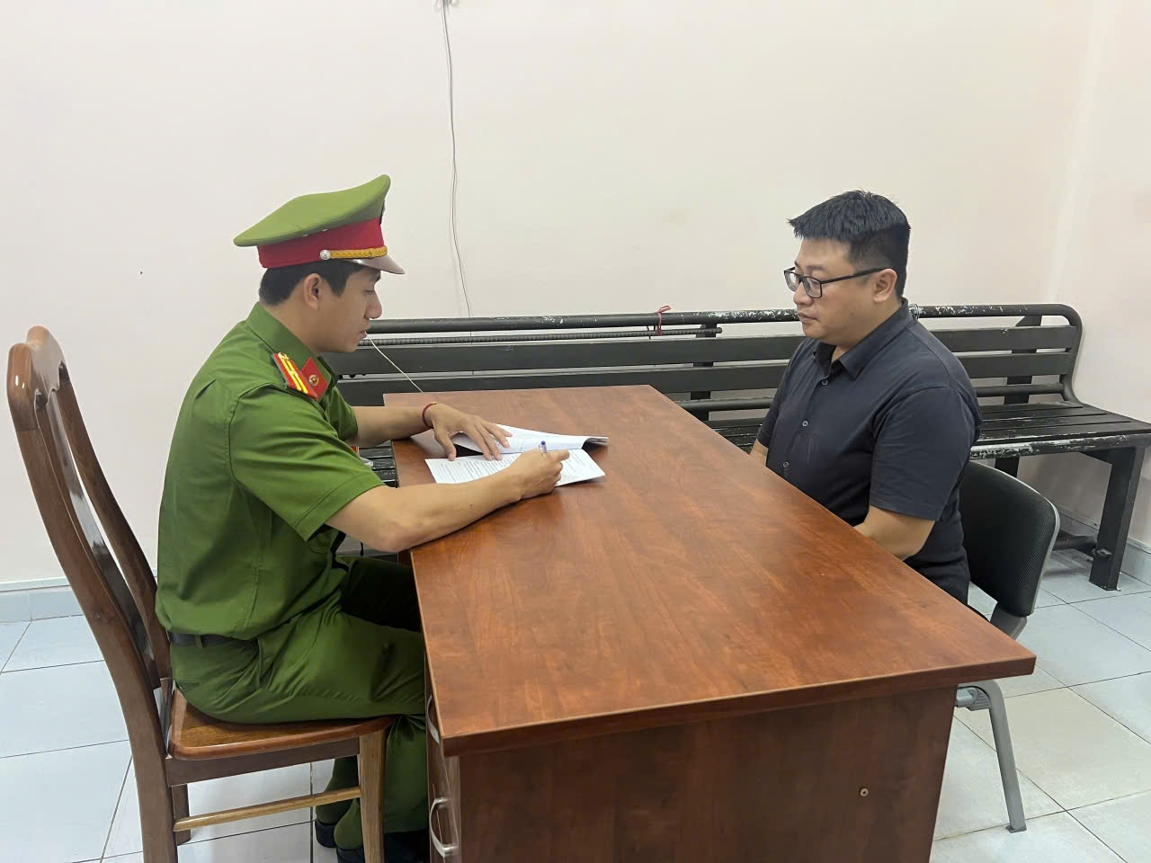 Bắt 2 đối tượng lừa "chạy &aacute;n" cho người Campuchia- Ảnh 1.
