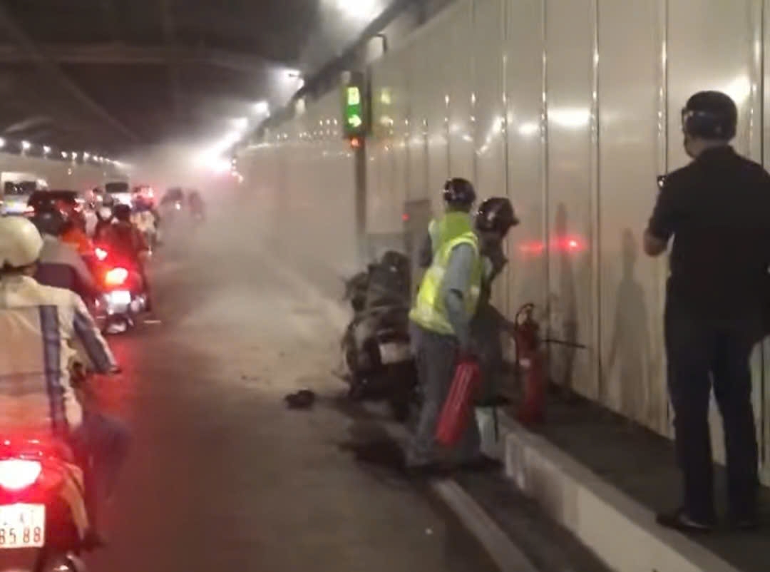Xe máy SH bốc cháy ngùn ngụt trong hầm Thủ Thiêm- Ảnh 1. Xe máy SH bốc cháy ngùn ngụt trong hầm Thủ Thiêm- Ảnh 1.