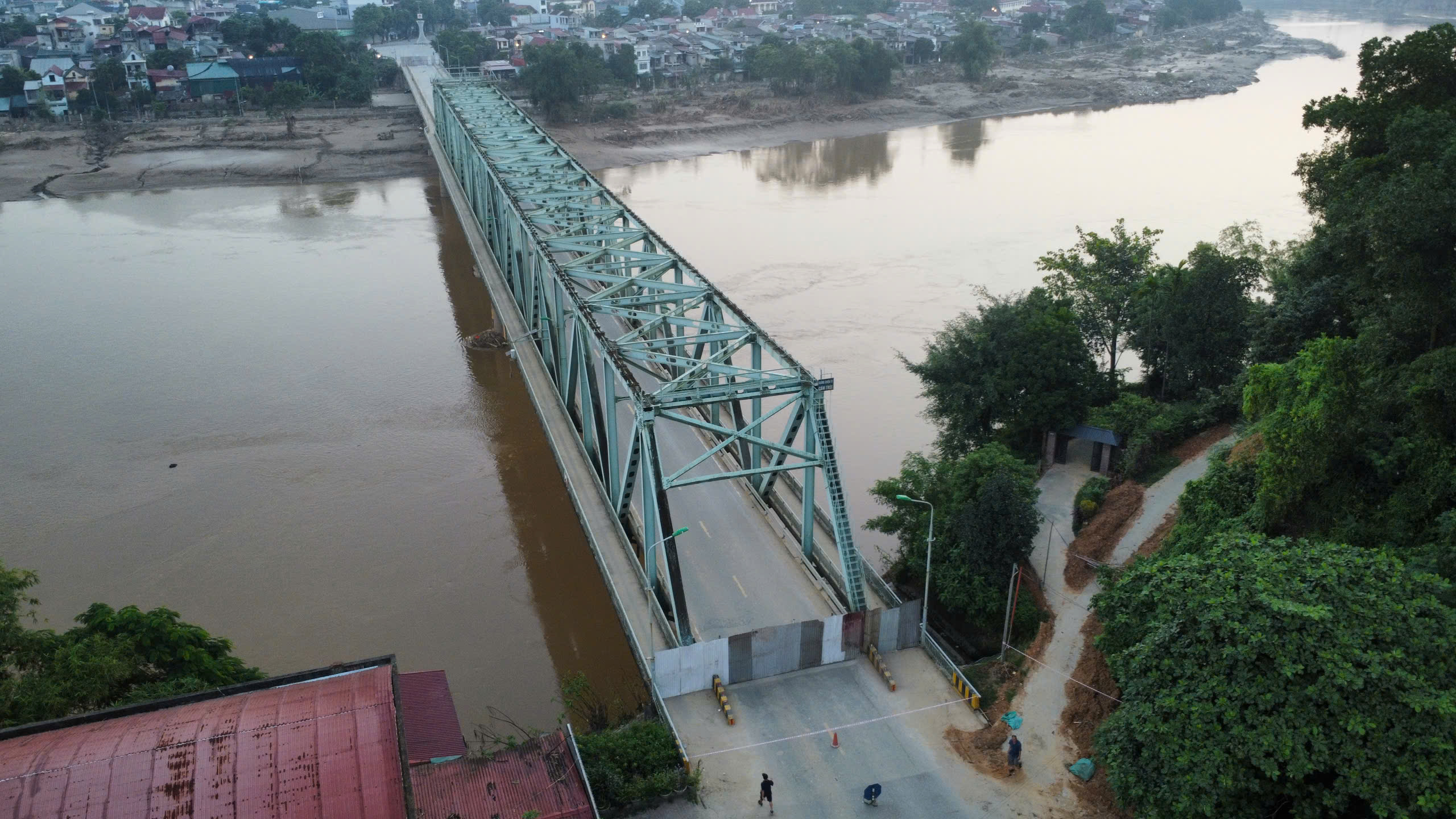 Sửa chữa cầu Y&ecirc;n B&aacute;i để lưu th&ocirc;ng tạm thời trước tết Nguy&ecirc;n đ&aacute;n 2025- Ảnh 4.