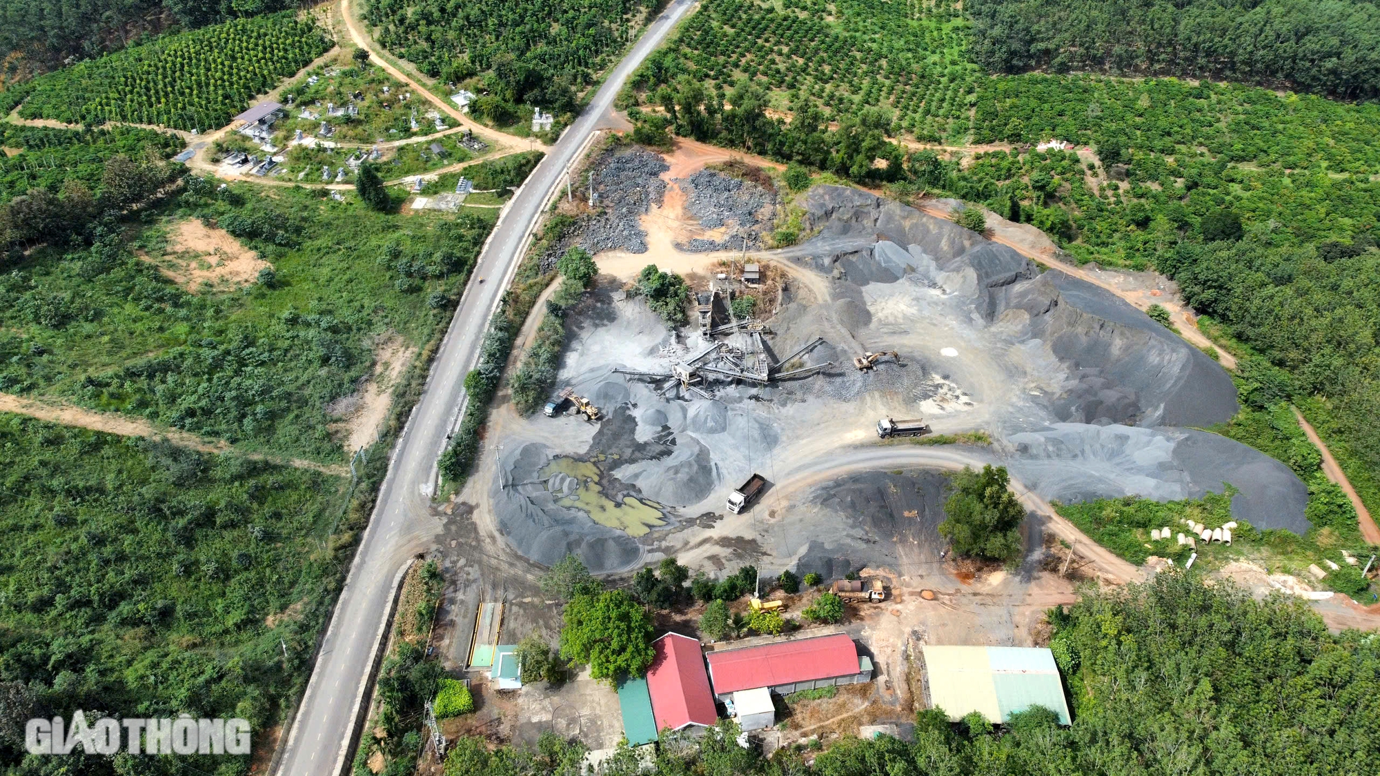 Đắk N&ocirc;ng: Xe cơi nới v&ocirc; tư hoạt động, chủ mỏ đ&aacute; n&oacute;i g&igrave;?- Ảnh 3.