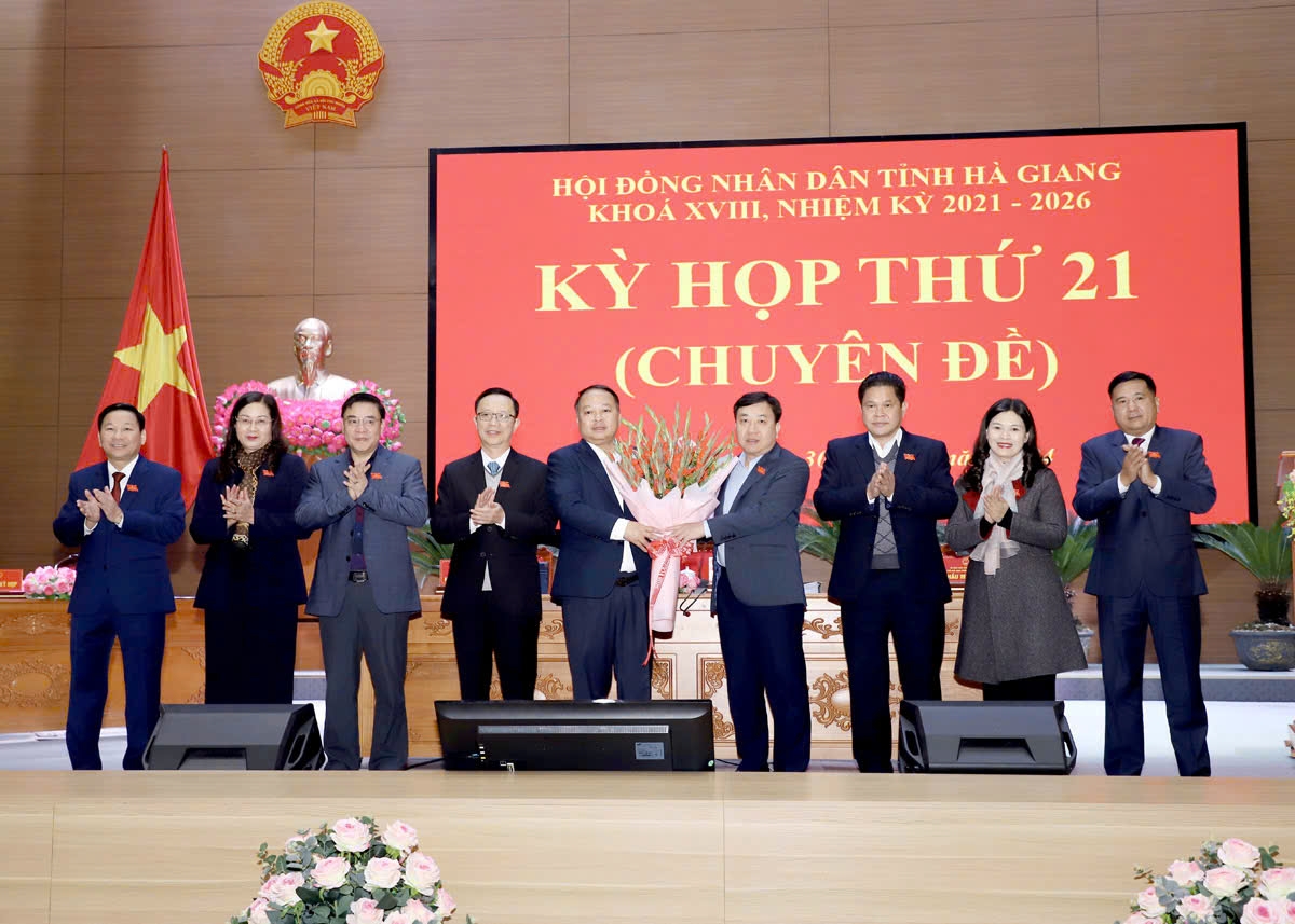 Gi&aacute;m đốc c&ocirc;ng an l&agrave;m chủ tịch tỉnh H&agrave; Giang- Ảnh 1.