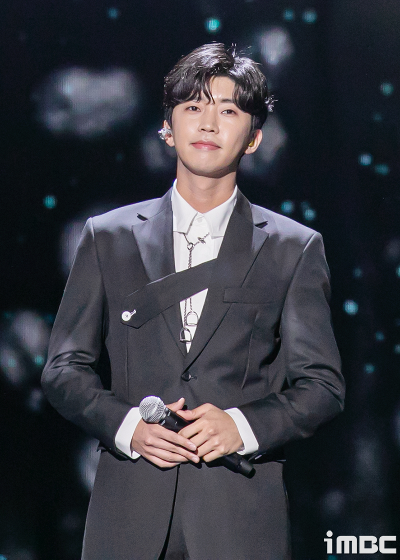 G-Dragon v&agrave; c&aacute;c nghệ sĩ tưởng nhớ nạn nh&acirc;n vụ tai nạn m&aacute;y bay thảm khốc ở H&agrave;n Quốc- Ảnh 2.