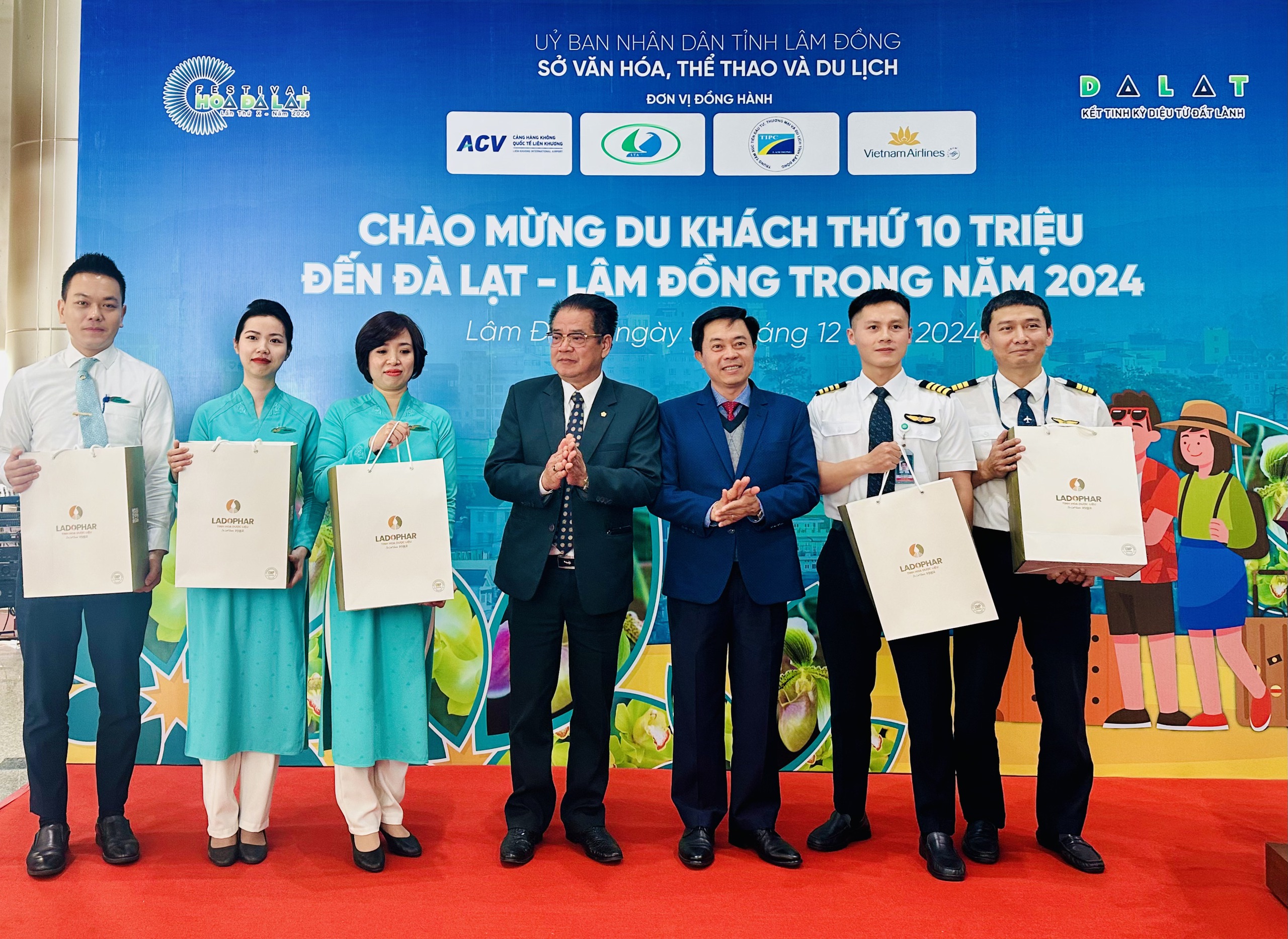 Tỉnh L&acirc;m Đồng phối hợp Vietnam Airlines ch&agrave;o đ&oacute;n vị kh&aacute;ch thứ 10 triệu- Ảnh 2.