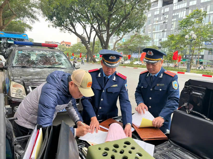 H&agrave; Nội phạt hơn 15 ngh&igrave;n trường hợp vi phạm trật tự ATGT- Ảnh 1.