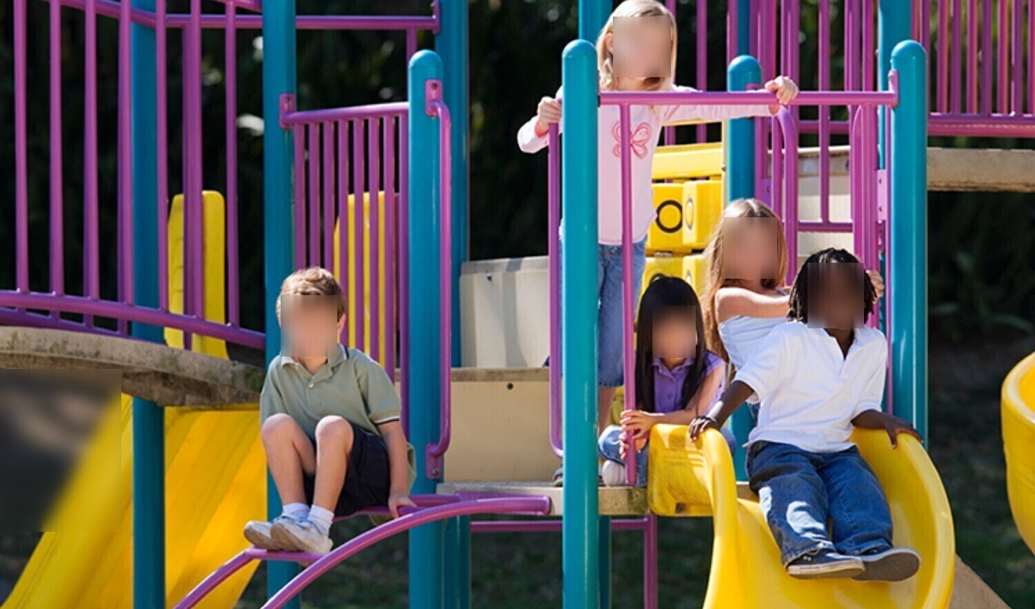 Một trẻ 3 tuổi nguy kịch do d&acirc;y &aacute;o mũ vướng v&agrave;o cầu trượt- Ảnh 1.