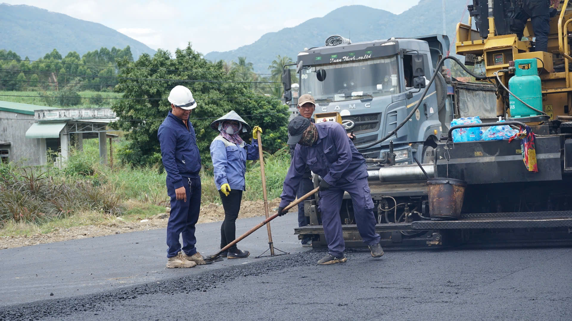 Thảm nhựa cuối c&ugrave;ng tr&ecirc;n QL19 qua tỉnh Gia Lai- Ảnh 1.