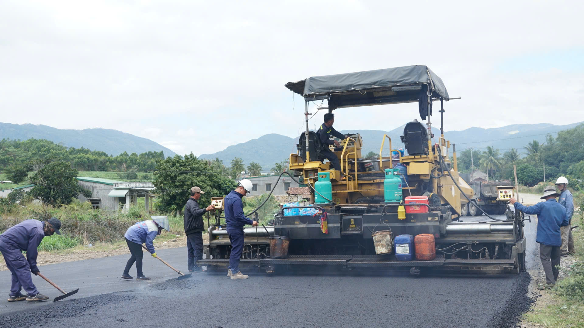 Thảm nhựa cuối c&ugrave;ng tr&ecirc;n QL19 qua tỉnh Gia Lai- Ảnh 2.