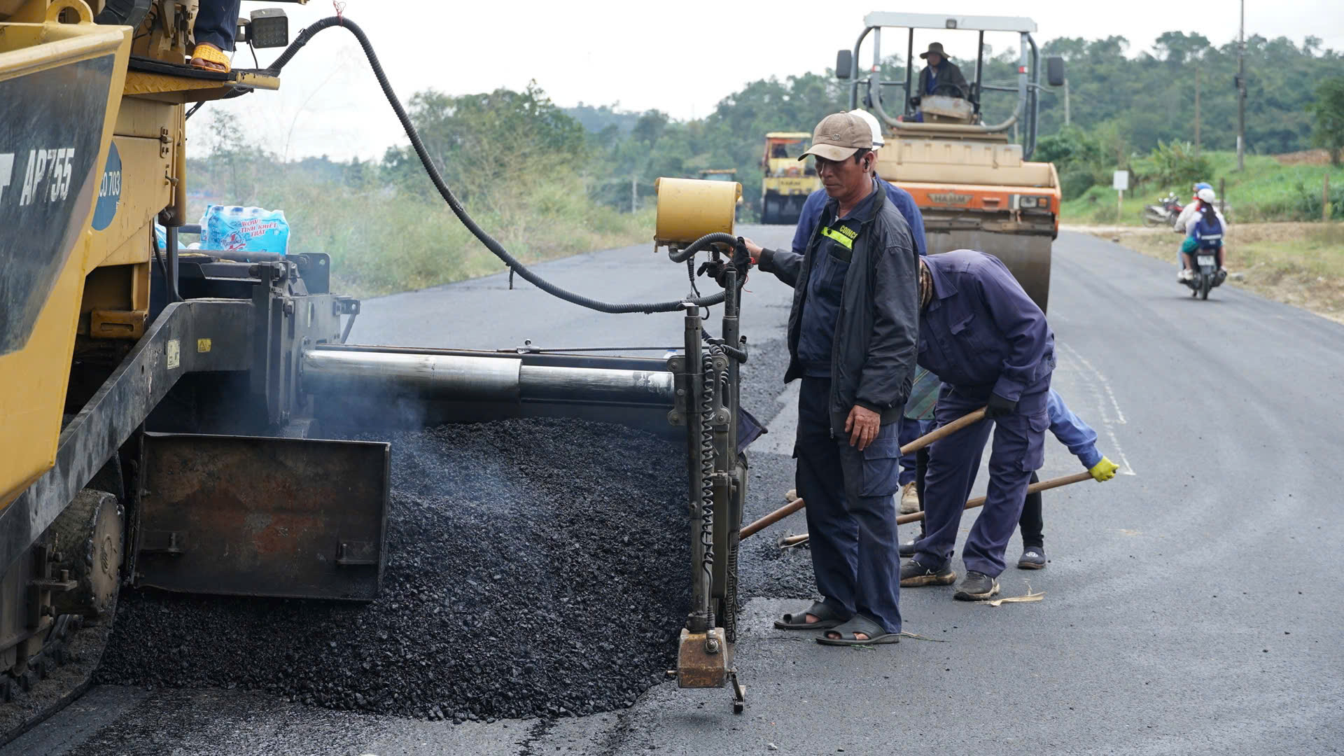 Thảm nhựa cuối c&ugrave;ng tr&ecirc;n QL19 qua tỉnh Gia Lai- Ảnh 3.