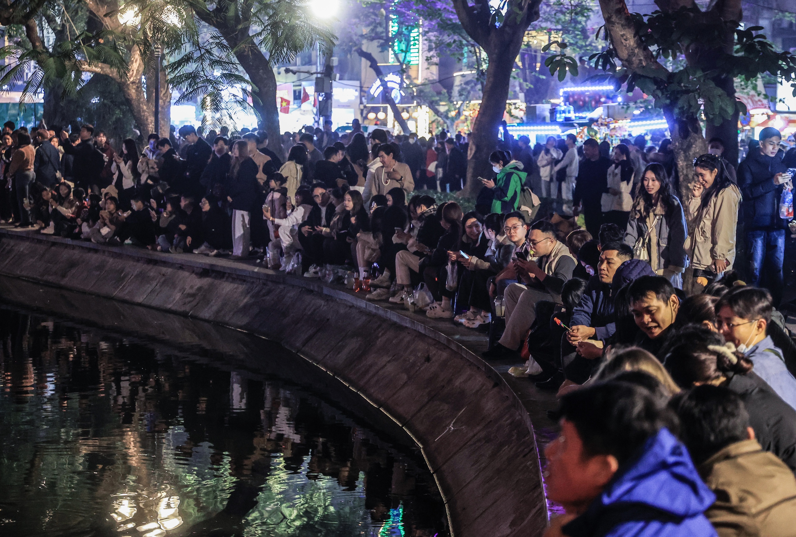 Người H&agrave; Nội h&aacute;o hức chờ đ&oacute;n năm mới 2025- Ảnh 13.