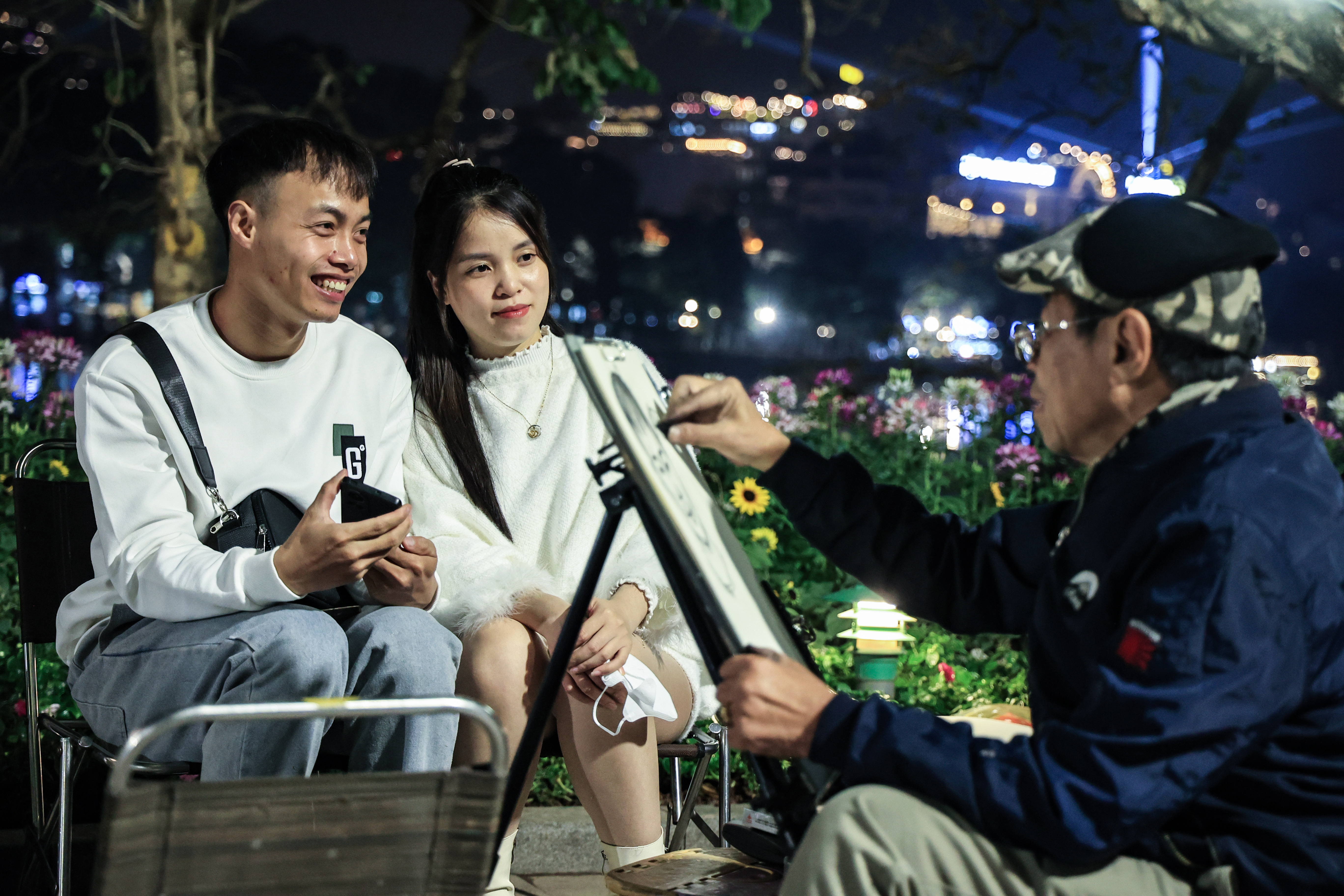 Người H&agrave; Nội h&aacute;o hức chờ đ&oacute;n năm mới 2025- Ảnh 7.