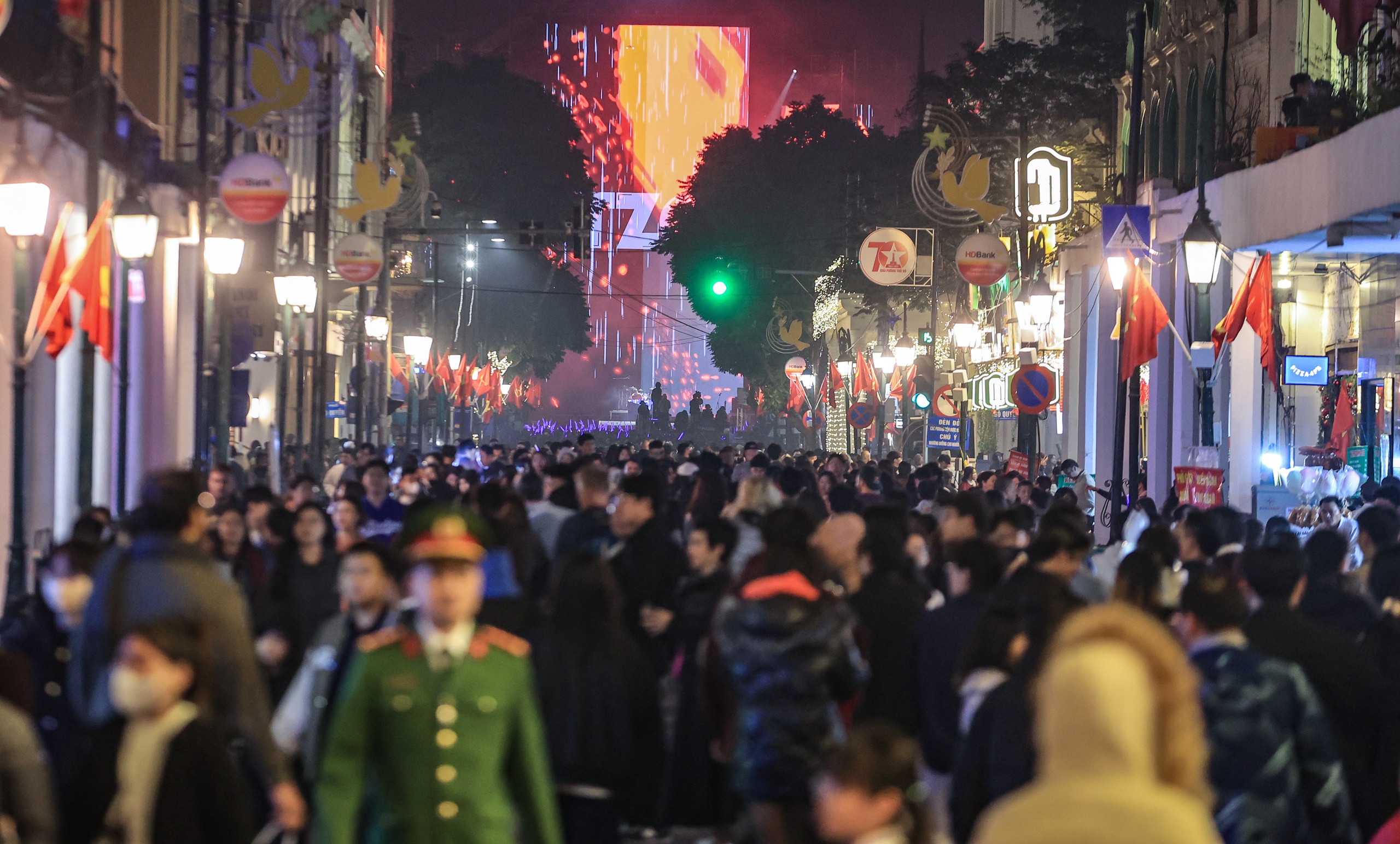 Người H&agrave; Nội h&aacute;o hức chờ đ&oacute;n năm mới 2025- Ảnh 9.