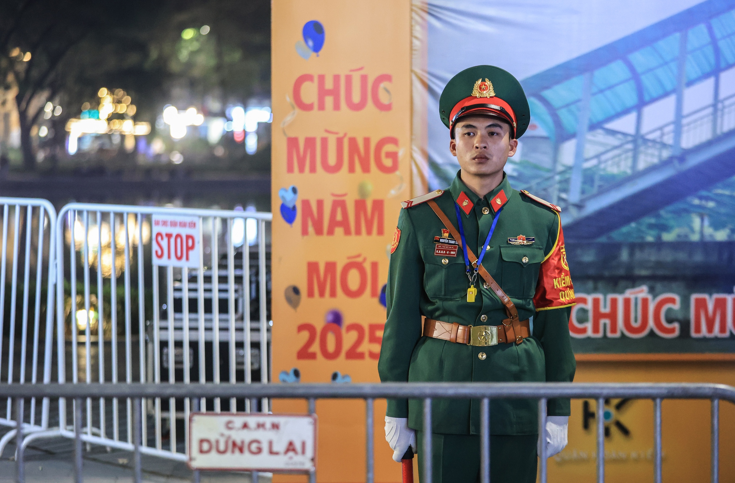 Người H&agrave; Nội h&aacute;o hức chờ đ&oacute;n năm mới 2025- Ảnh 12.