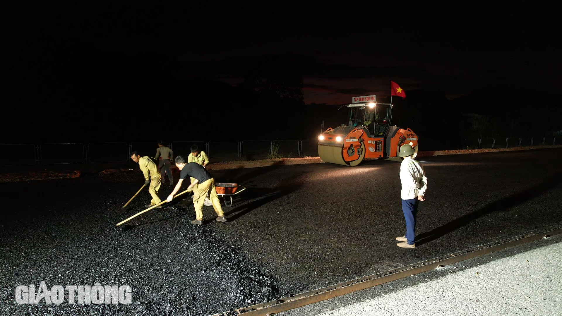 Xuy&ecirc;n đ&ecirc;m thảm nhựa, đ&oacute;n năm mới 2025 tr&ecirc;n cao tốc Bi&ecirc;n H&ograve;a - Vũng T&agrave;u- Ảnh 3.