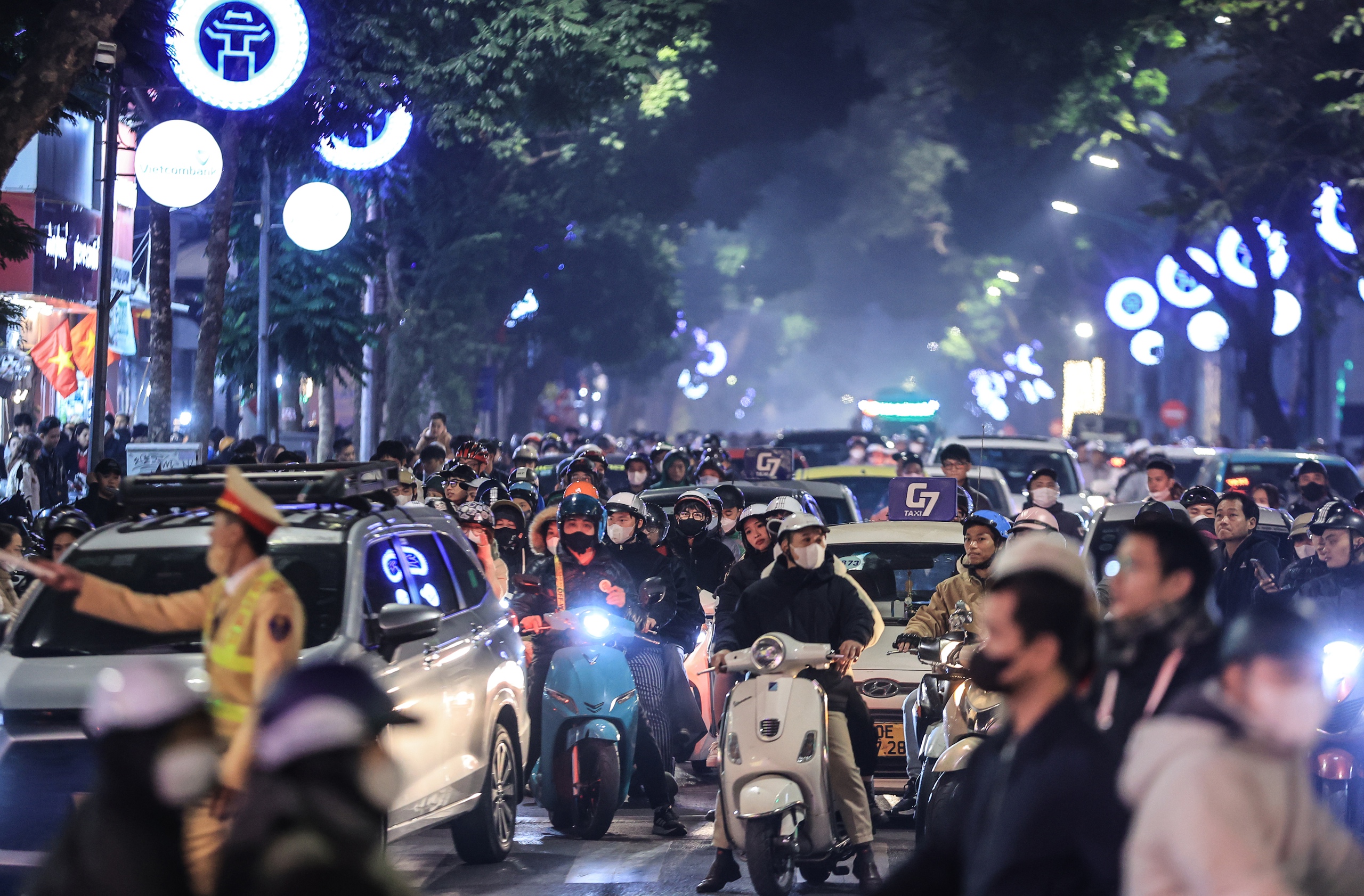 Người H&agrave; Nội h&aacute;o hức chờ đ&oacute;n năm mới 2025- Ảnh 1.