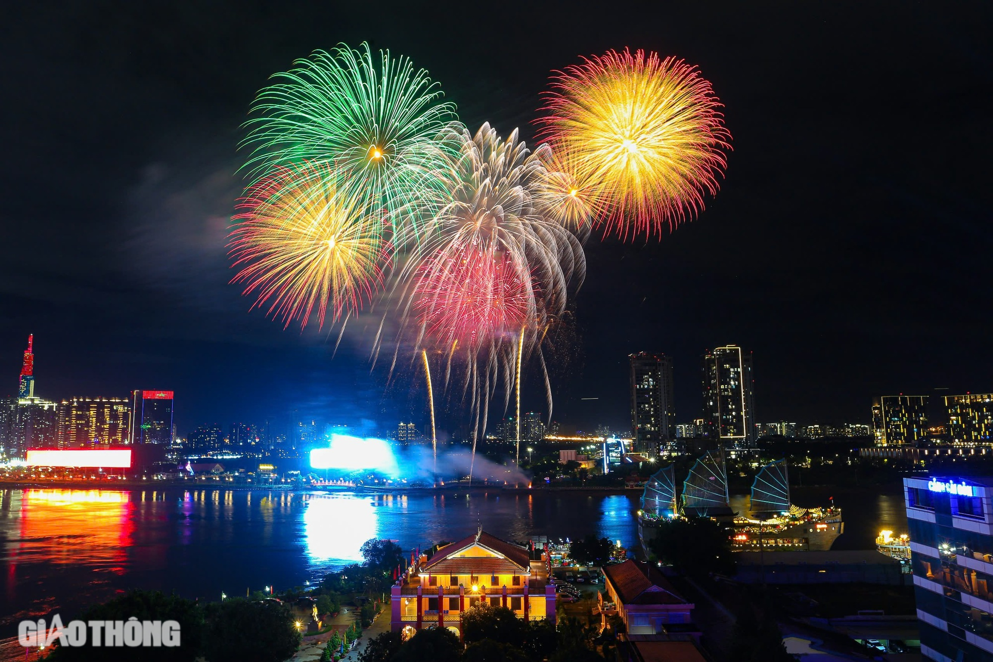 Mãn nhãn với màn trình diễn pháo hoa chào mừng năm mới tại TP.HCM- Ảnh 2. Mãn nhãn với màn trình diễn pháo hoa chào mừng năm mới tại TP.HCM- Ảnh 2.
