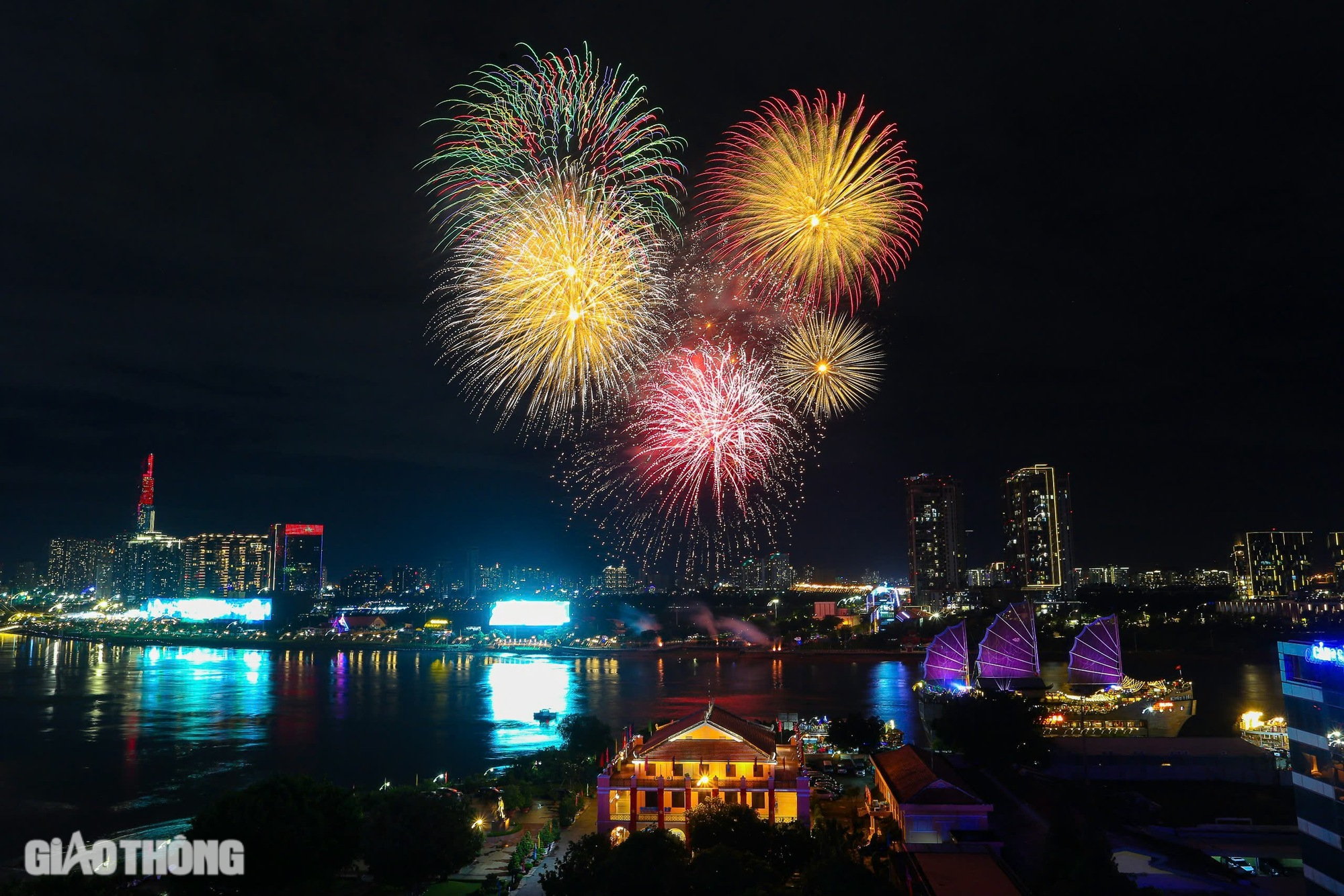 Mãn nhãn với màn trình diễn pháo hoa chào mừng năm mới tại TP.HCM- Ảnh 3. Mãn nhãn với màn trình diễn pháo hoa chào mừng năm mới tại TP.HCM- Ảnh 3.