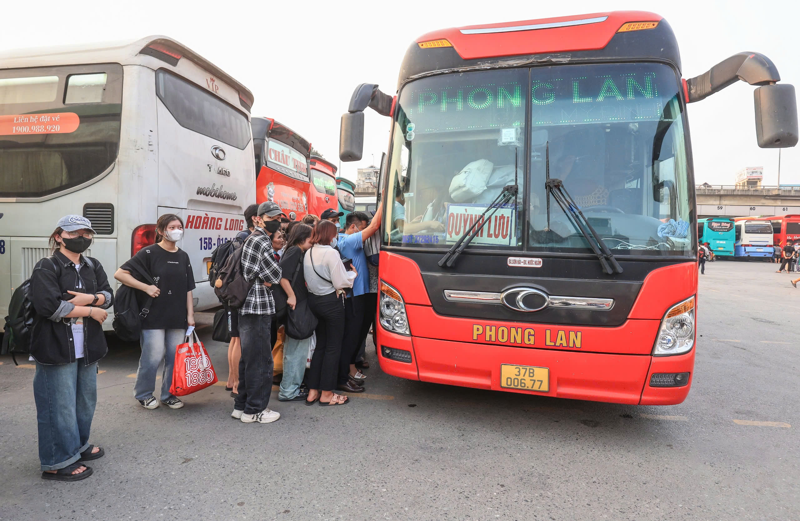 Bến xe Nước Ngầm tăng cường 100 xe kh&aacute;ch dịp Tết- Ảnh 1.