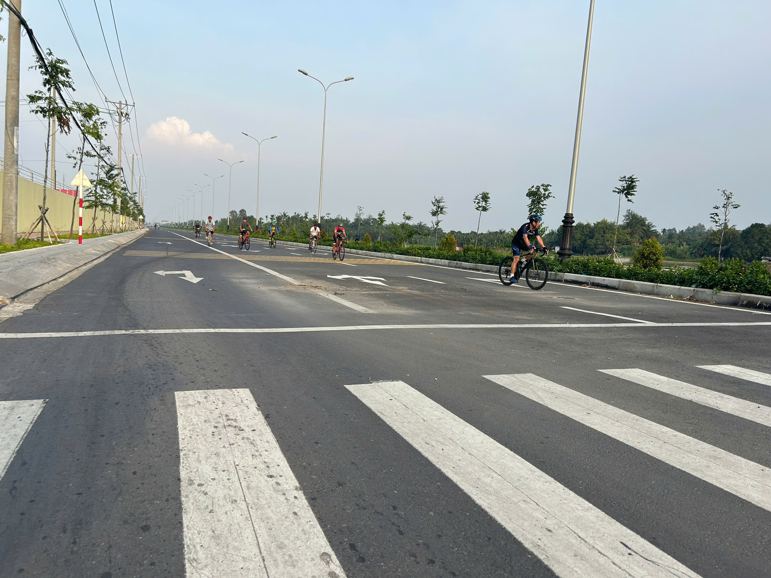 Người d&acirc;n phấn khởi khi đường 137 tỷ đồng kết nối s&acirc;n bay Cần Thơ th&ocirc;ng xe- Ảnh 3.