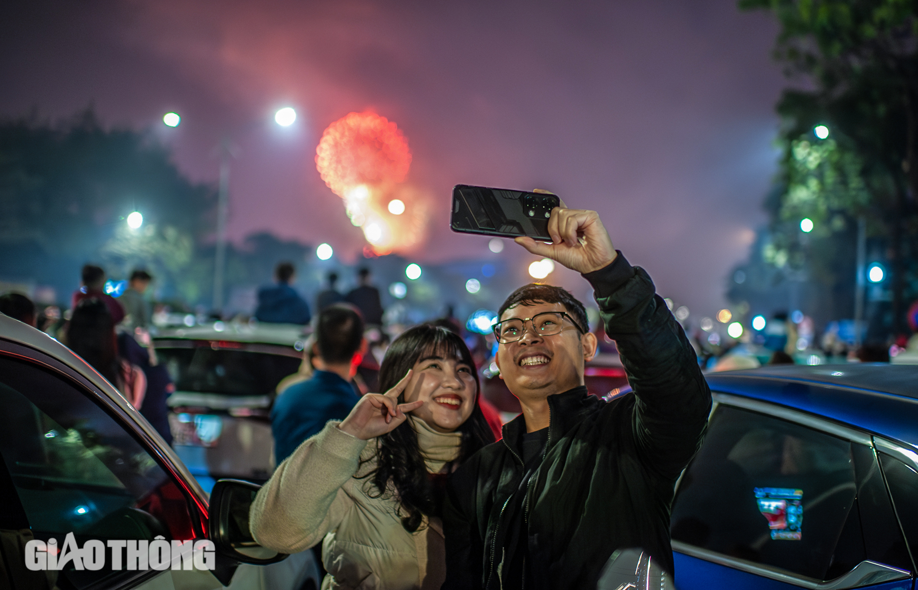 Khoảnh khắc ph&aacute;o hoa mừng năm mới rực s&aacute;ng bầu trời Thủ đ&ocirc;- Ảnh 9.