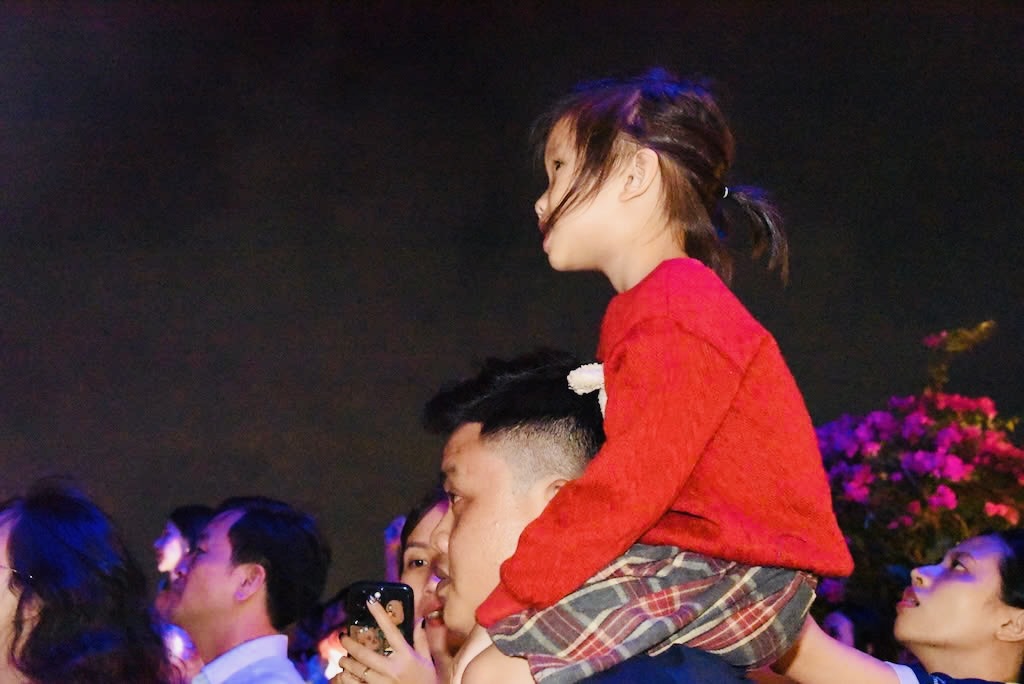 Mãn nhãn với màn trình diễn pháo hoa chào mừng năm mới tại TP.HCM- Ảnh 9. Mãn nhãn với màn trình diễn pháo hoa chào mừng năm mới tại TP.HCM- Ảnh 9.