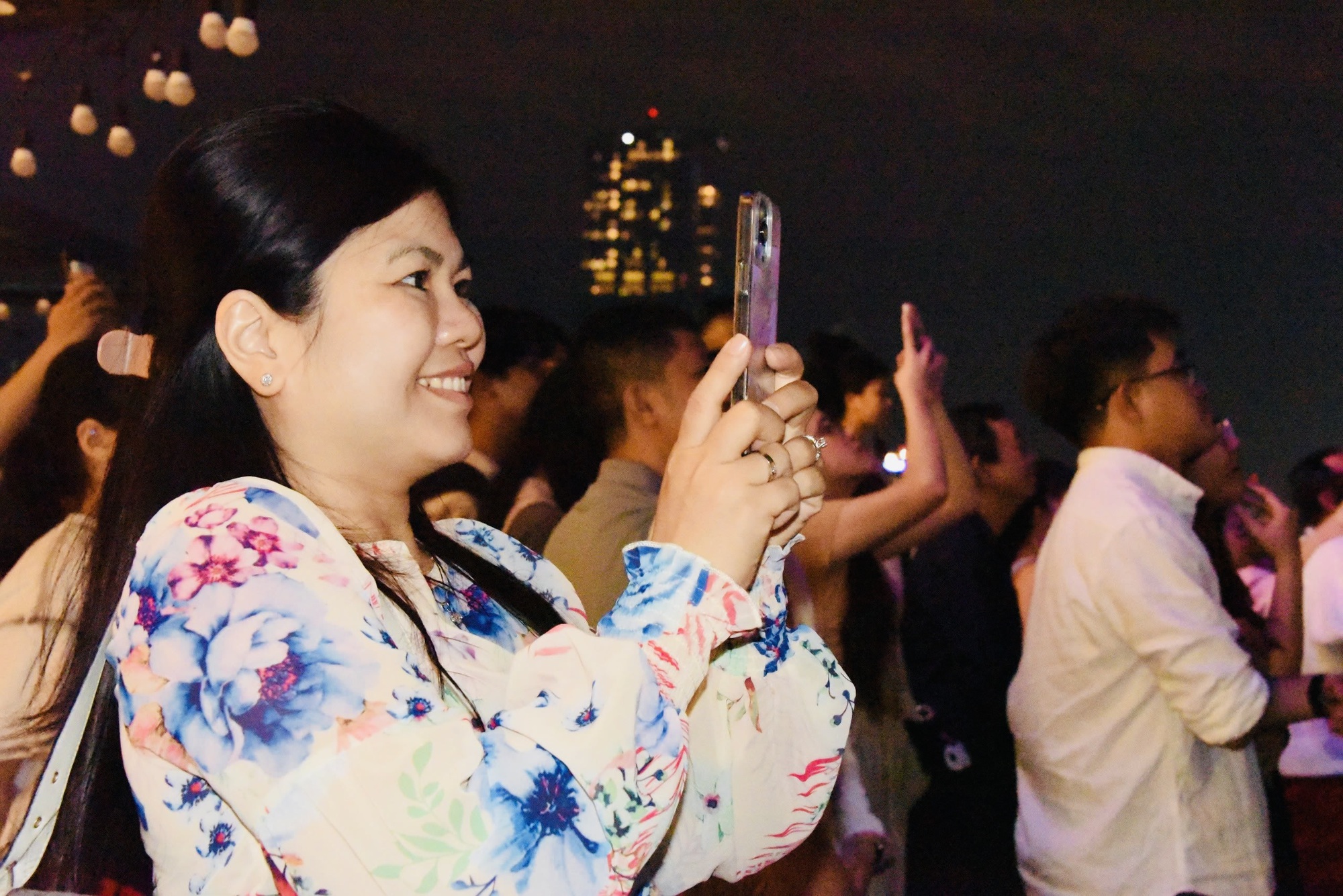 Mãn nhãn với màn trình diễn pháo hoa chào mừng năm mới tại TP.HCM- Ảnh 8. Mãn nhãn với màn trình diễn pháo hoa chào mừng năm mới tại TP.HCM- Ảnh 8.