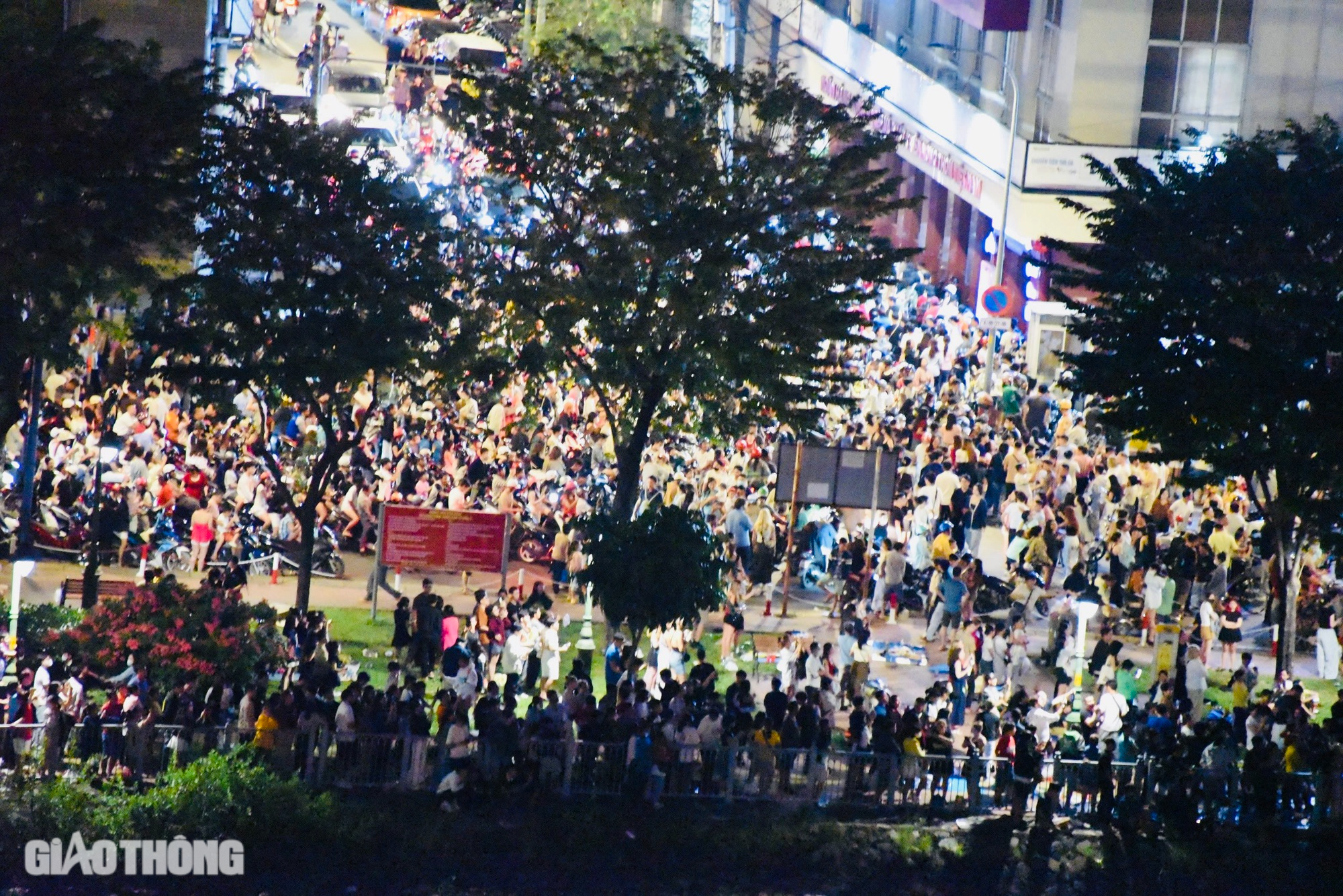 Mãn nhãn với màn trình diễn pháo hoa chào mừng năm mới tại TP.HCM- Ảnh 11. Mãn nhãn với màn trình diễn pháo hoa chào mừng năm mới tại TP.HCM- Ảnh 11.