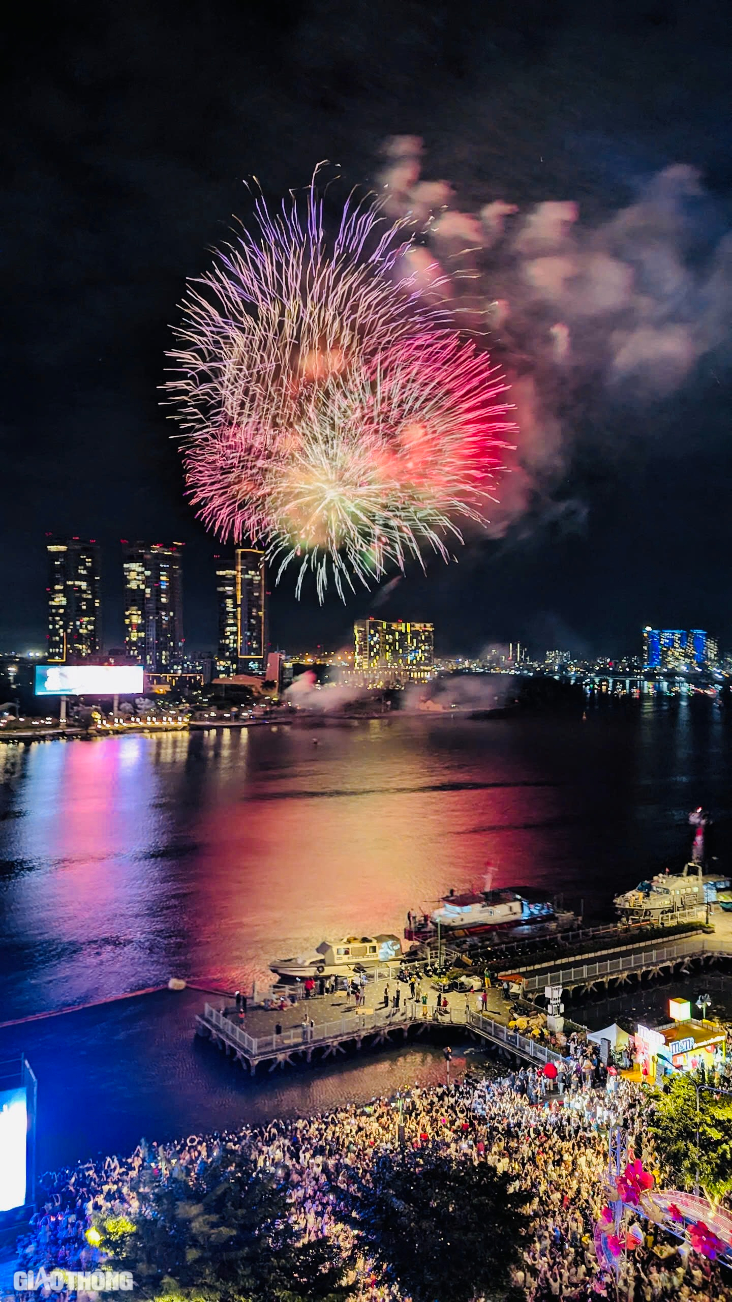 Mãn nhãn với màn trình diễn pháo hoa chào mừng năm mới tại TP.HCM- Ảnh 1. Mãn nhãn với màn trình diễn pháo hoa chào mừng năm mới tại TP.HCM- Ảnh 1.