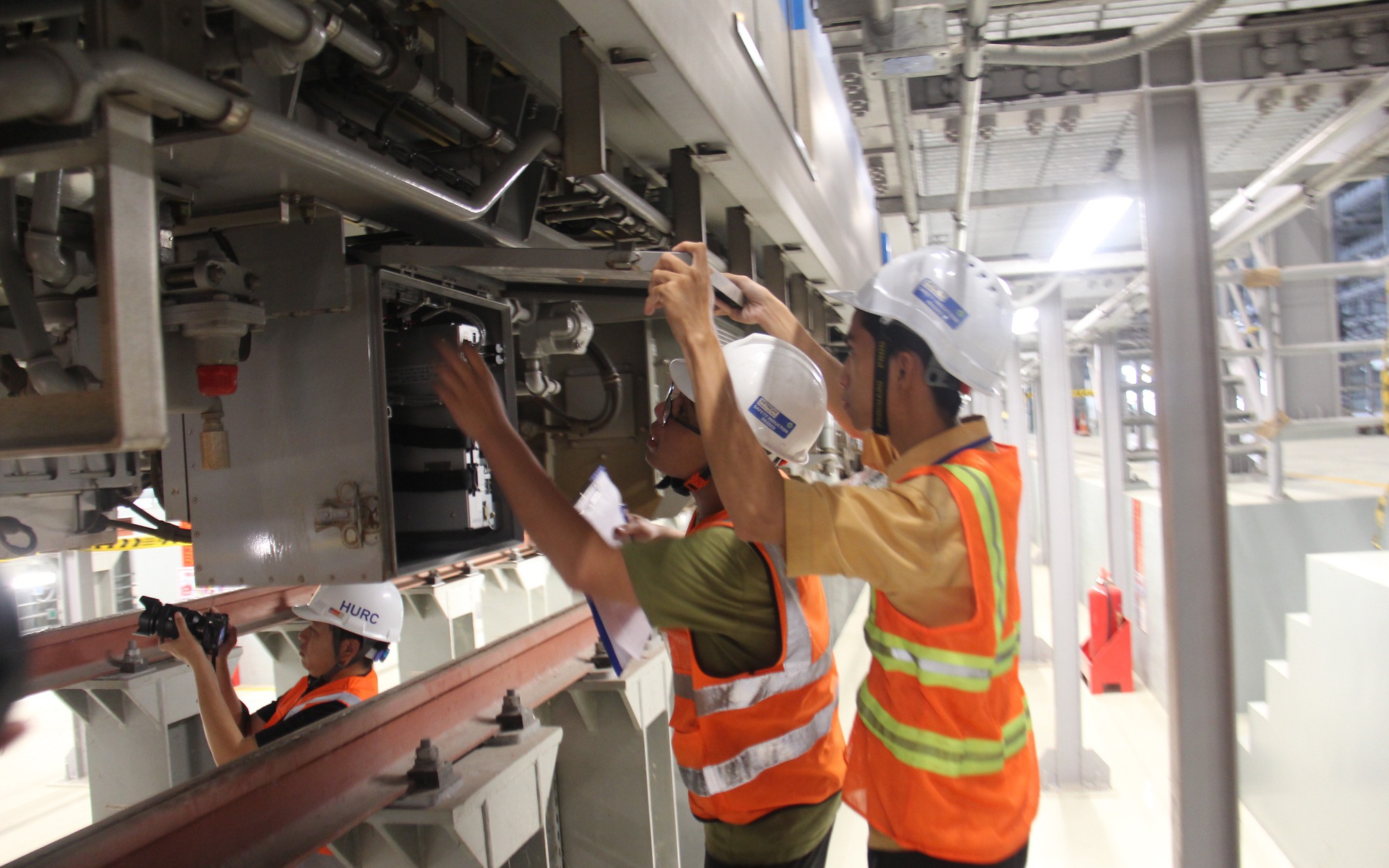 Giảm tiếng ồn từ loa phát thanh metro số 1, tránh ảnh hưởng đến đời sống của dân- Ảnh 3. Những người thầm lặng sau mỗi chuyến tàu metro số 1