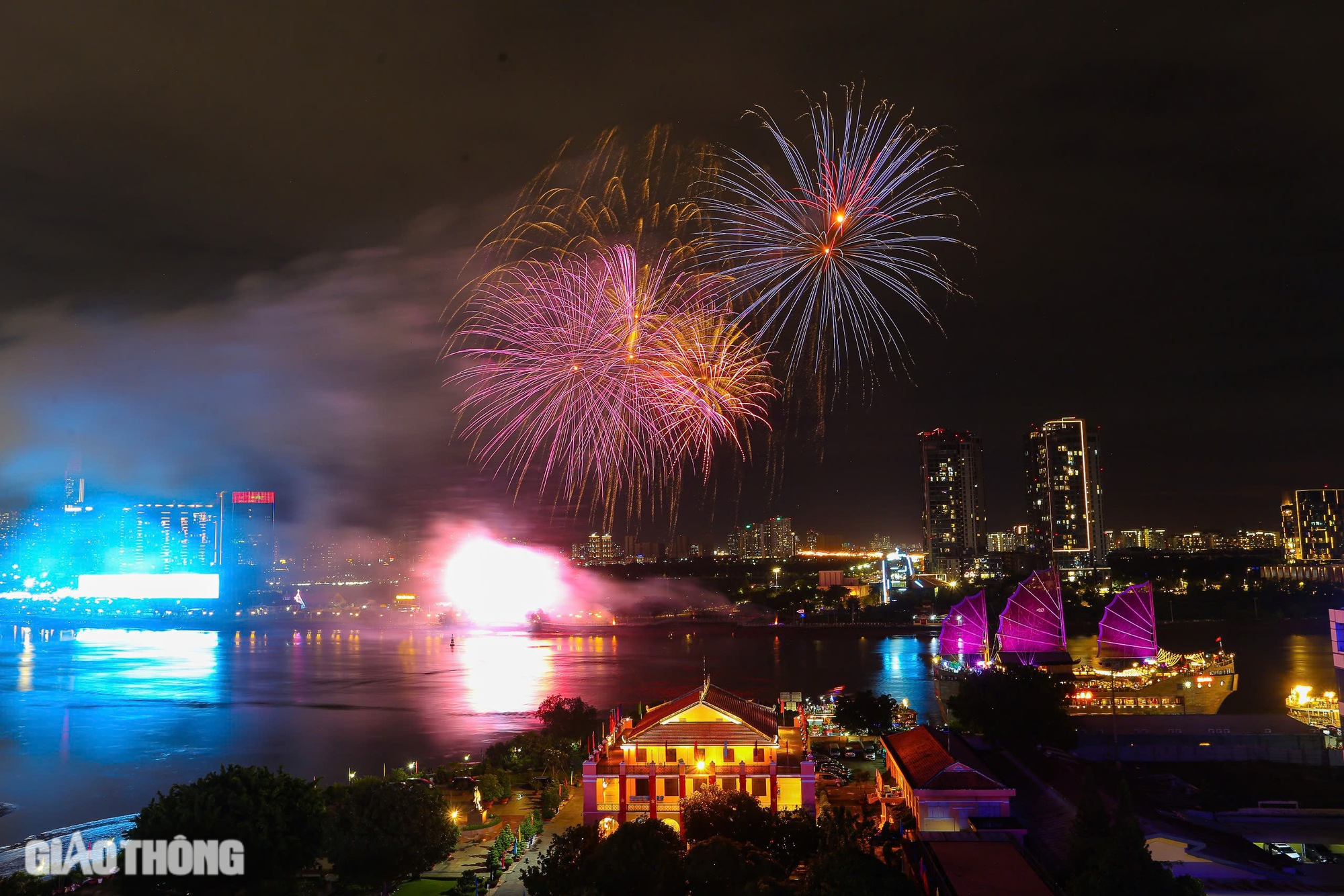Mãn nhãn với màn trình diễn pháo hoa chào mừng năm mới tại TP.HCM- Ảnh 4. Mãn nhãn với màn trình diễn pháo hoa chào mừng năm mới tại TP.HCM- Ảnh 4.
