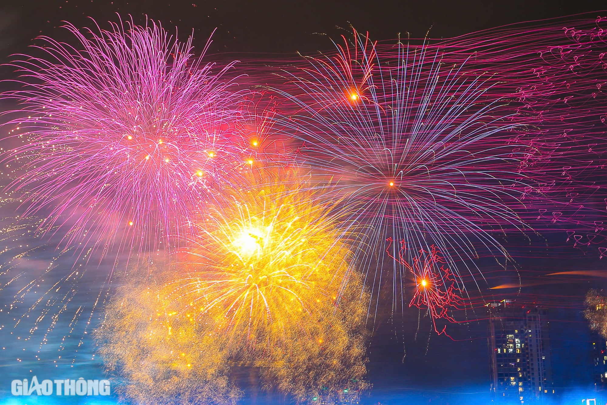 Mãn nhãn với màn trình diễn pháo hoa chào mừng năm mới tại TP.HCM- Ảnh 5. Mãn nhãn với màn trình diễn pháo hoa chào mừng năm mới tại TP.HCM- Ảnh 5.